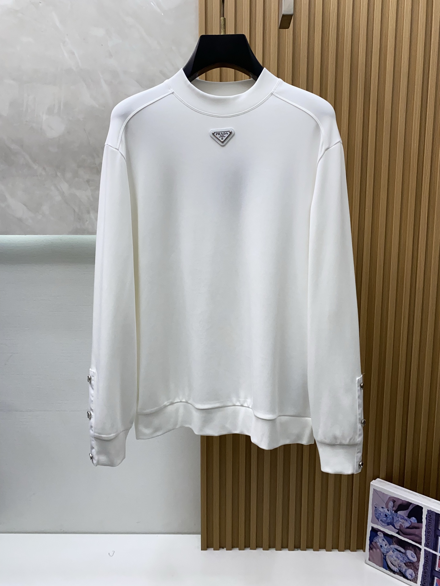 普拉达 2025 秋冬AW新品，时尚休闲打底加厚长袖卫衣专柜同步有售，进口加厚莫戴尔长绒棉拉绒面料，工艺