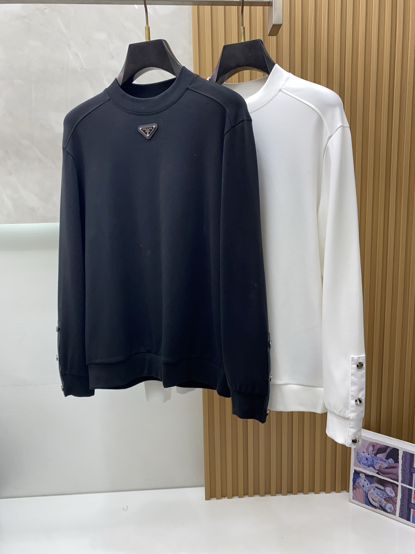 普拉达 2025 秋冬AW新品，时尚休闲打底加厚长袖卫衣专柜同步有售，进口加厚莫戴尔长绒棉拉绒面料，工艺