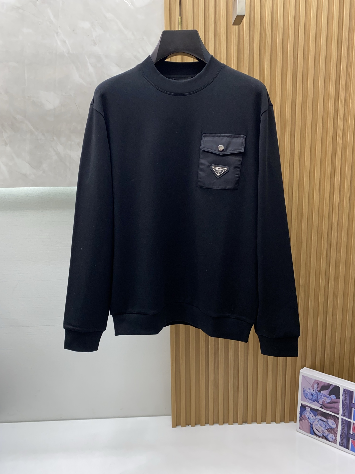 普拉达 2025 秋冬AW新品，时尚休闲打底加厚长袖卫衣专柜同步有售，进口加厚莫戴尔长绒棉拉绒面料，工艺