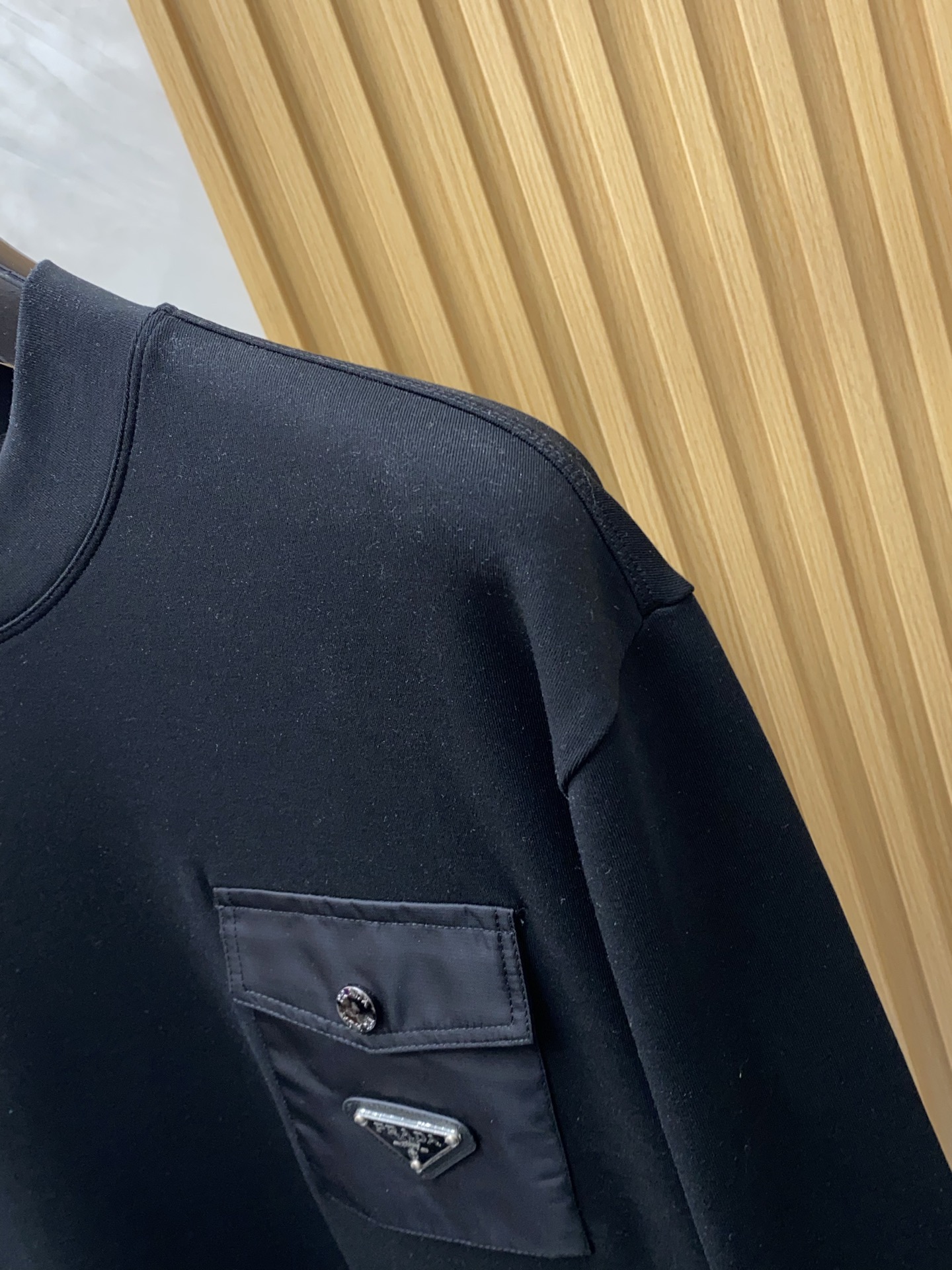 普拉达 2025 秋冬AW新品，时尚休闲打底加厚长袖卫衣专柜同步有售，进口加厚莫戴尔长绒棉拉绒面料，工艺