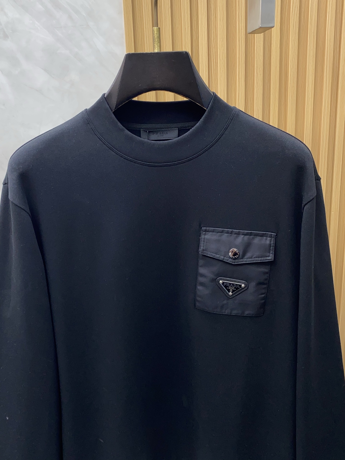 普拉达 2025 秋冬AW新品，时尚休闲打底加厚长袖卫衣专柜同步有售，进口加厚莫戴尔长绒棉拉绒面料，工艺