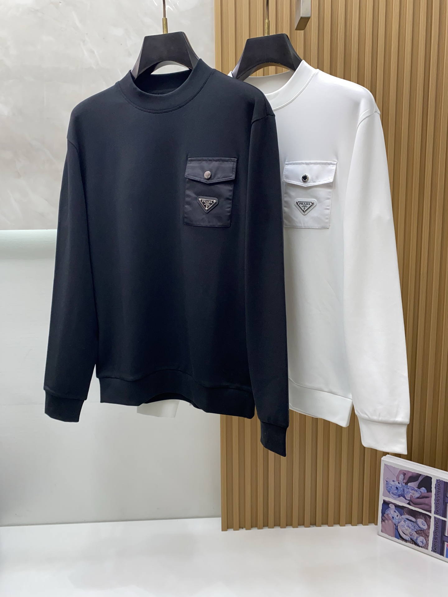 普拉达 2025 秋冬AW新品，时尚休闲打底加厚长袖卫衣专柜同步有售，进口加厚莫戴尔长绒棉拉绒面料，工艺