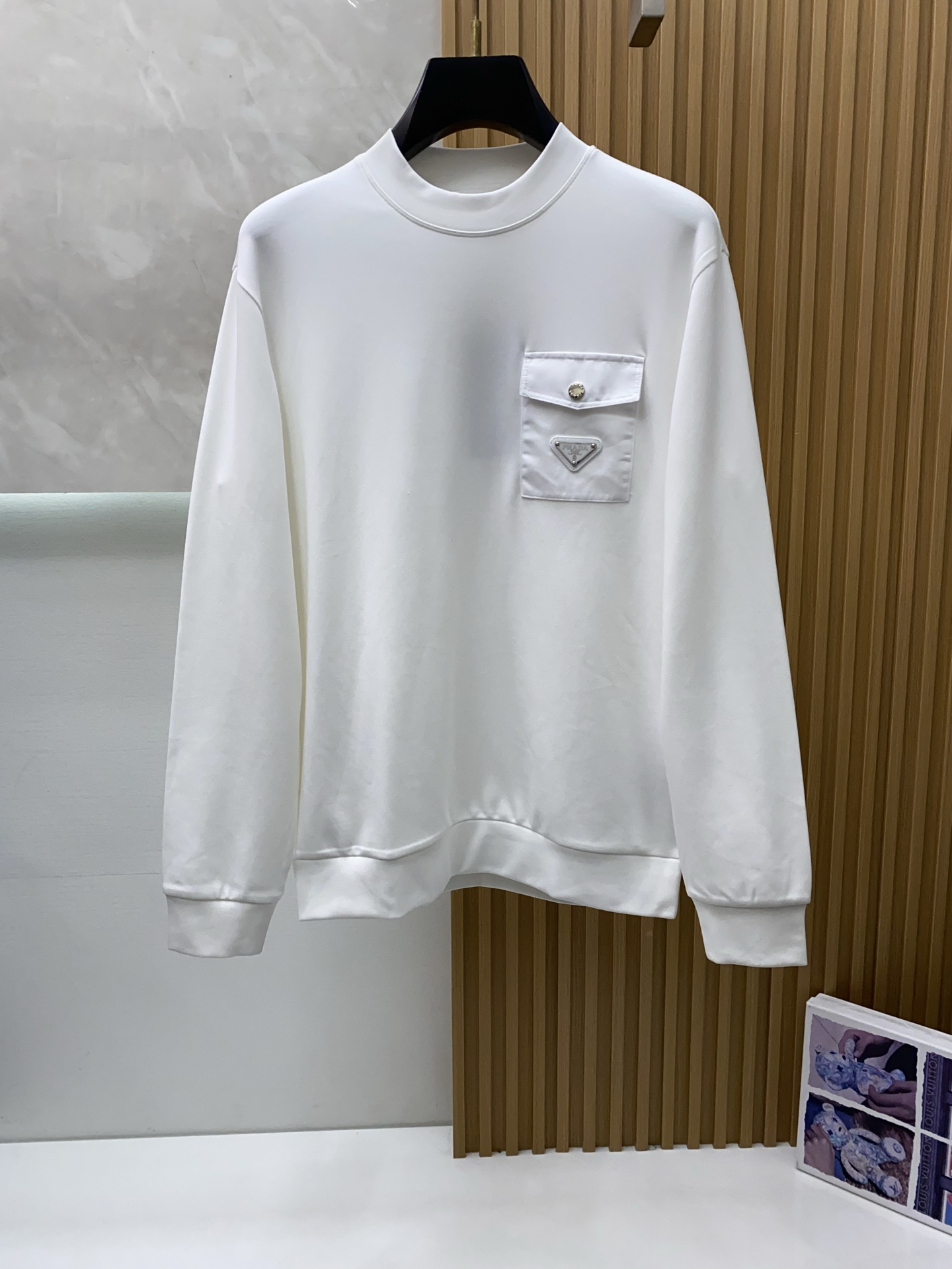 普拉达 2025 秋冬AW新品，时尚休闲打底加厚长袖卫衣专柜同步有售，进口加厚莫戴尔长绒棉拉绒面料，工艺