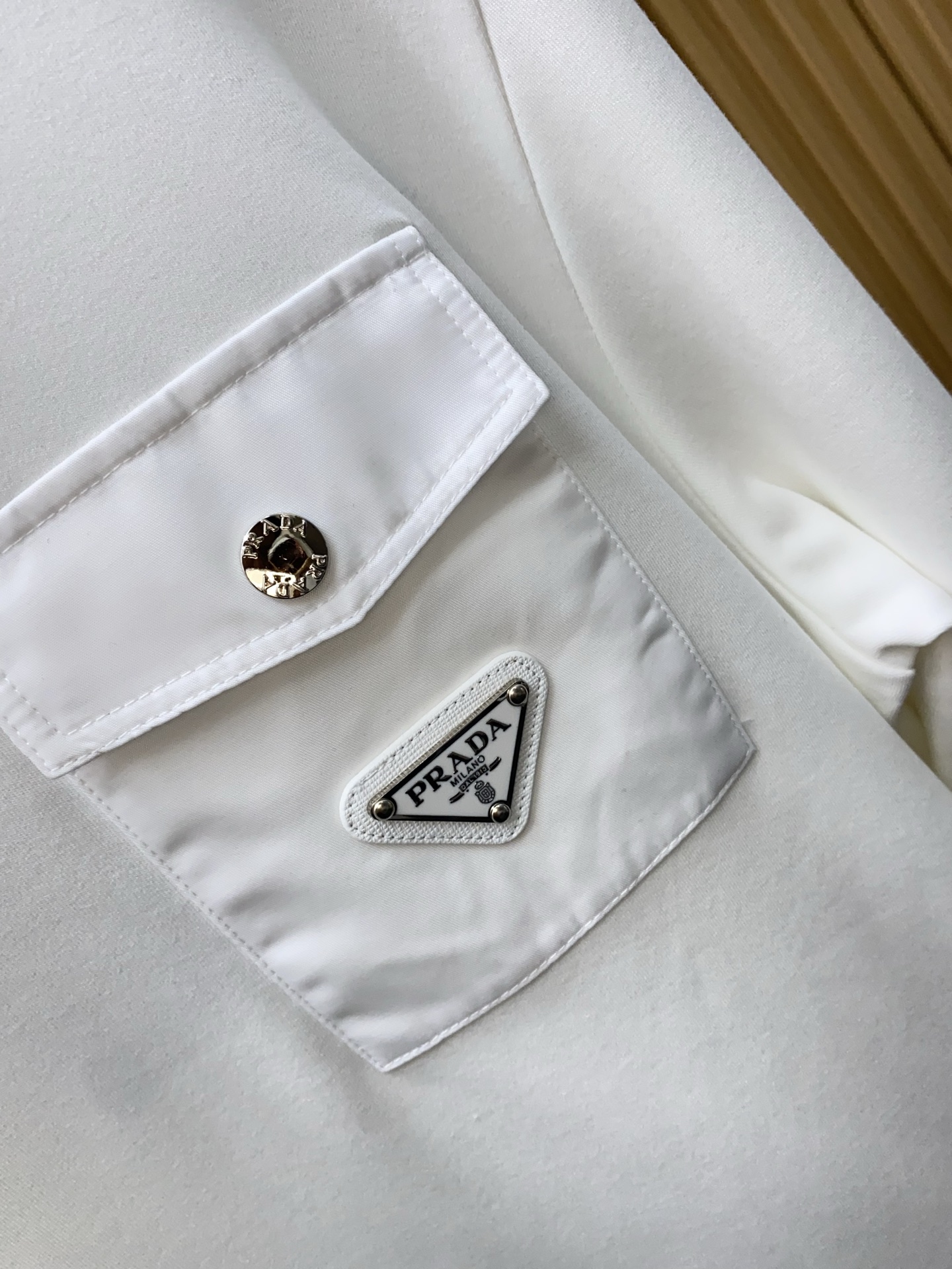 普拉达 2025 秋冬AW新品，时尚休闲打底加厚长袖卫衣专柜同步有售，进口加厚莫戴尔长绒棉拉绒面料，工艺