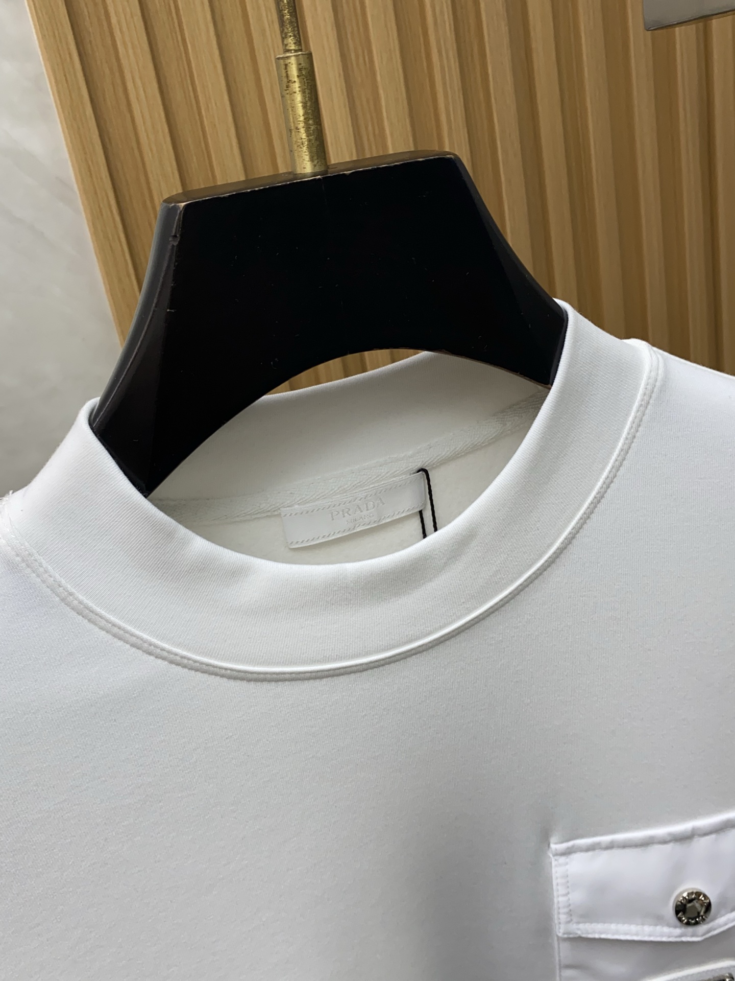 普拉达 2025 秋冬AW新品，时尚休闲打底加厚长袖卫衣专柜同步有售，进口加厚莫戴尔长绒棉拉绒面料，工艺