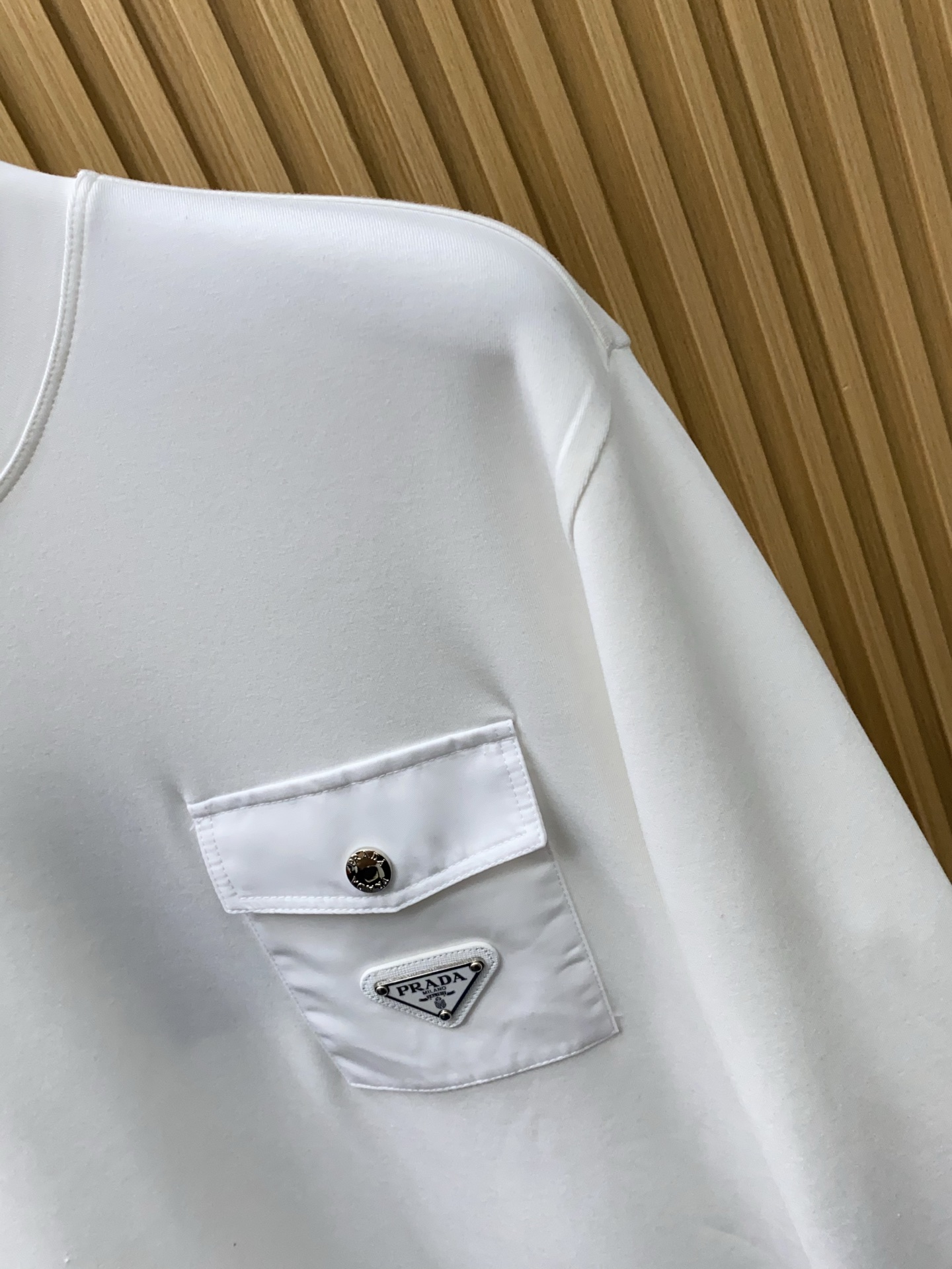 普拉达 2025 秋冬AW新品，时尚休闲打底加厚长袖卫衣专柜同步有售，进口加厚莫戴尔长绒棉拉绒面料，工艺