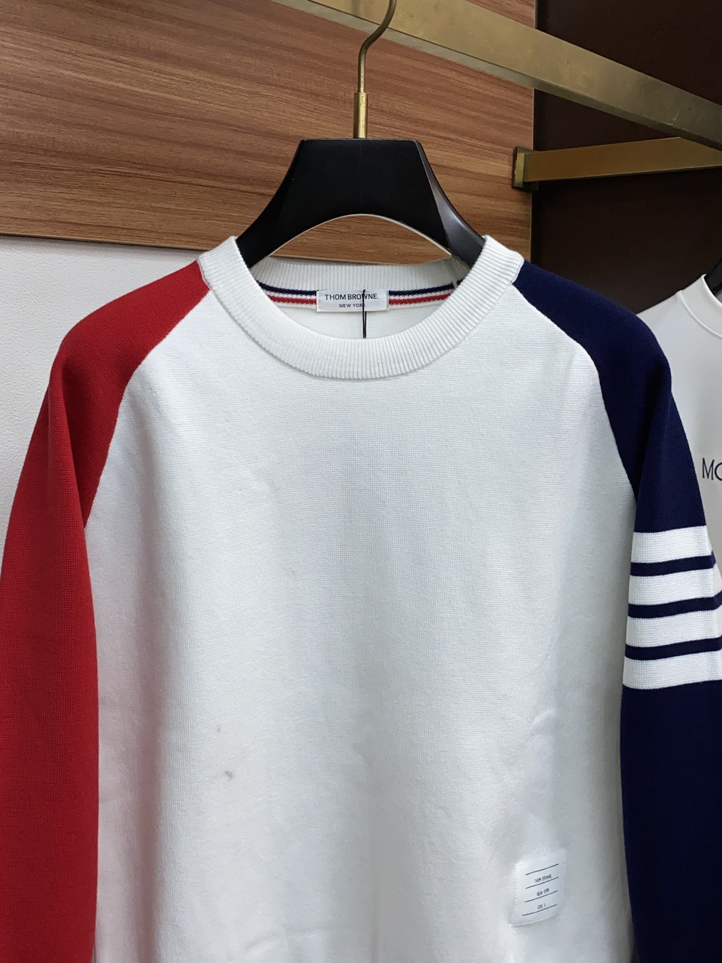 P195 TB 2025官网秋冬季最新款圆领毛衣，专柜同步在售爆款！特供羊毛混纺面料.手感舒适.可直接接触皮肤，logo徽章精致刺绣标志，极为抢眼！细节凸显大牌时尚魅力.精致做工.立体裁剪风格.穿着效果无敌帅气！三标齐全！码数：M-3XL