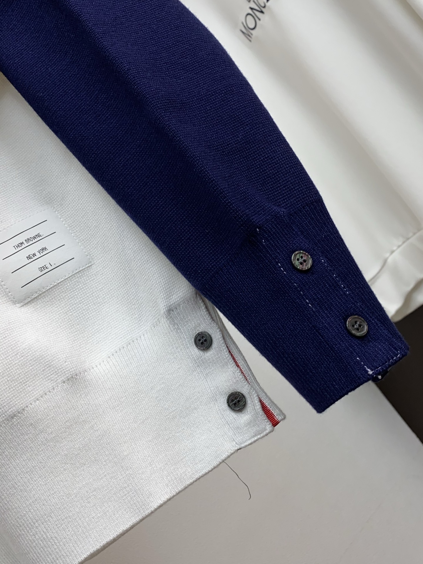 P195 TB 2025官网秋冬季最新款圆领毛衣，专柜同步在售爆款！特供羊毛混纺面料.手感舒适.可直接接触皮肤，logo徽章精致刺绣标志，极为抢眼！细节凸显大牌时尚魅力.精致做工.立体裁剪风格.穿着效果无敌帅气！三标齐全！码数：M-3XL