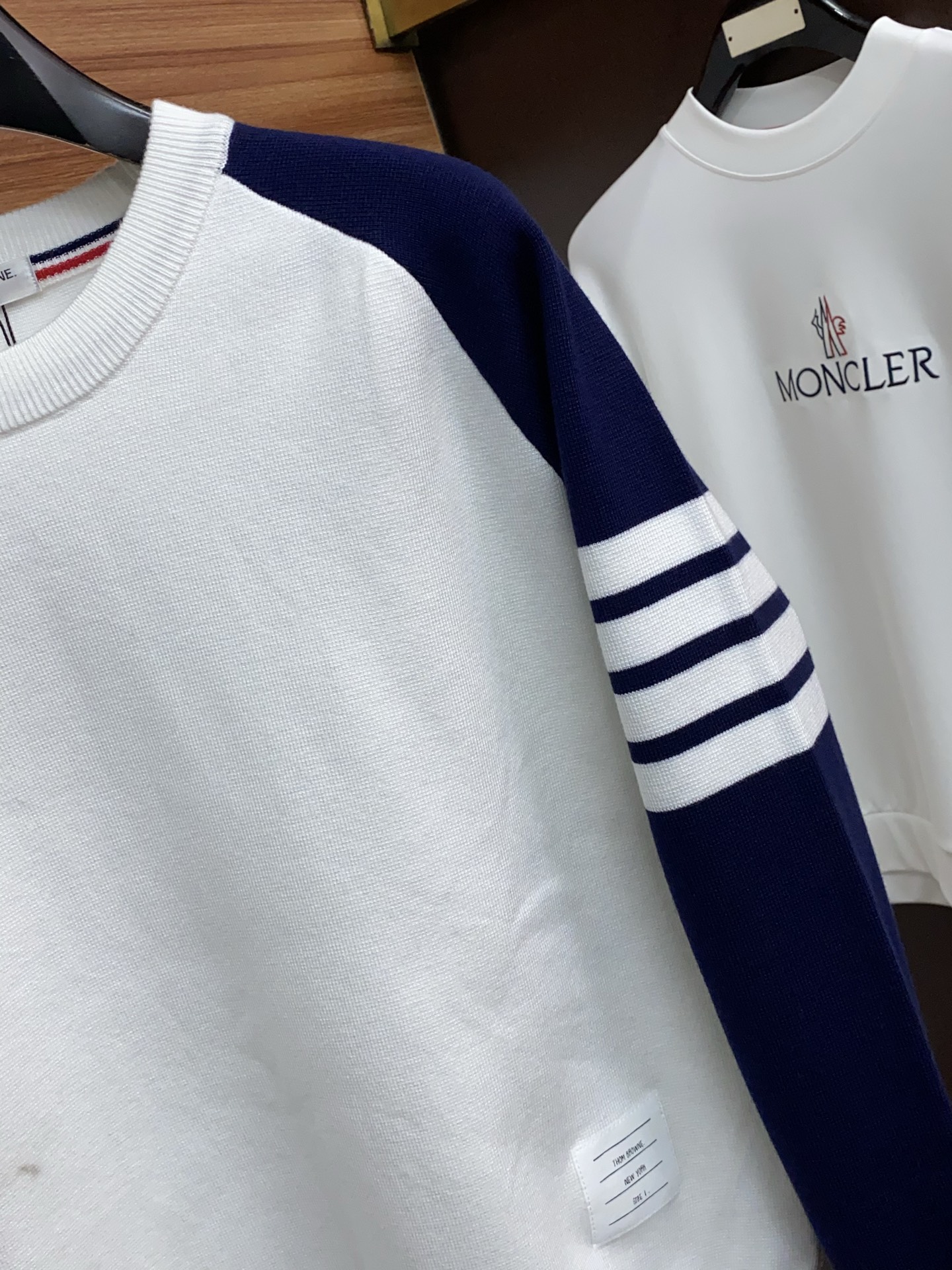 P195 TB 2025官网秋冬季最新款圆领毛衣，专柜同步在售爆款！特供羊毛混纺面料.手感舒适.可直接接触皮肤，logo徽章精致刺绣标志，极为抢眼！细节凸显大牌时尚魅力.精致做工.立体裁剪风格.穿着效果无敌帅气！三标齐全！码数：M-3XL