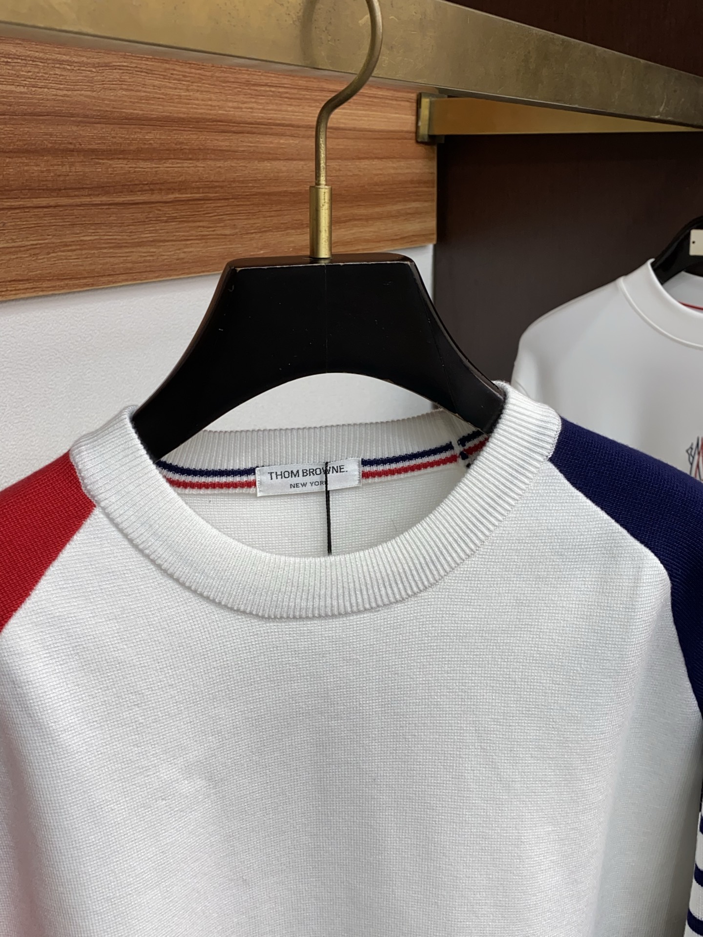 P195 TB 2025官网秋冬季最新款圆领毛衣，专柜同步在售爆款！特供羊毛混纺面料.手感舒适.可直接接触皮肤，logo徽章精致刺绣标志，极为抢眼！细节凸显大牌时尚魅力.精致做工.立体裁剪风格.穿着效果无敌帅气！三标齐全！码数：M-3XL