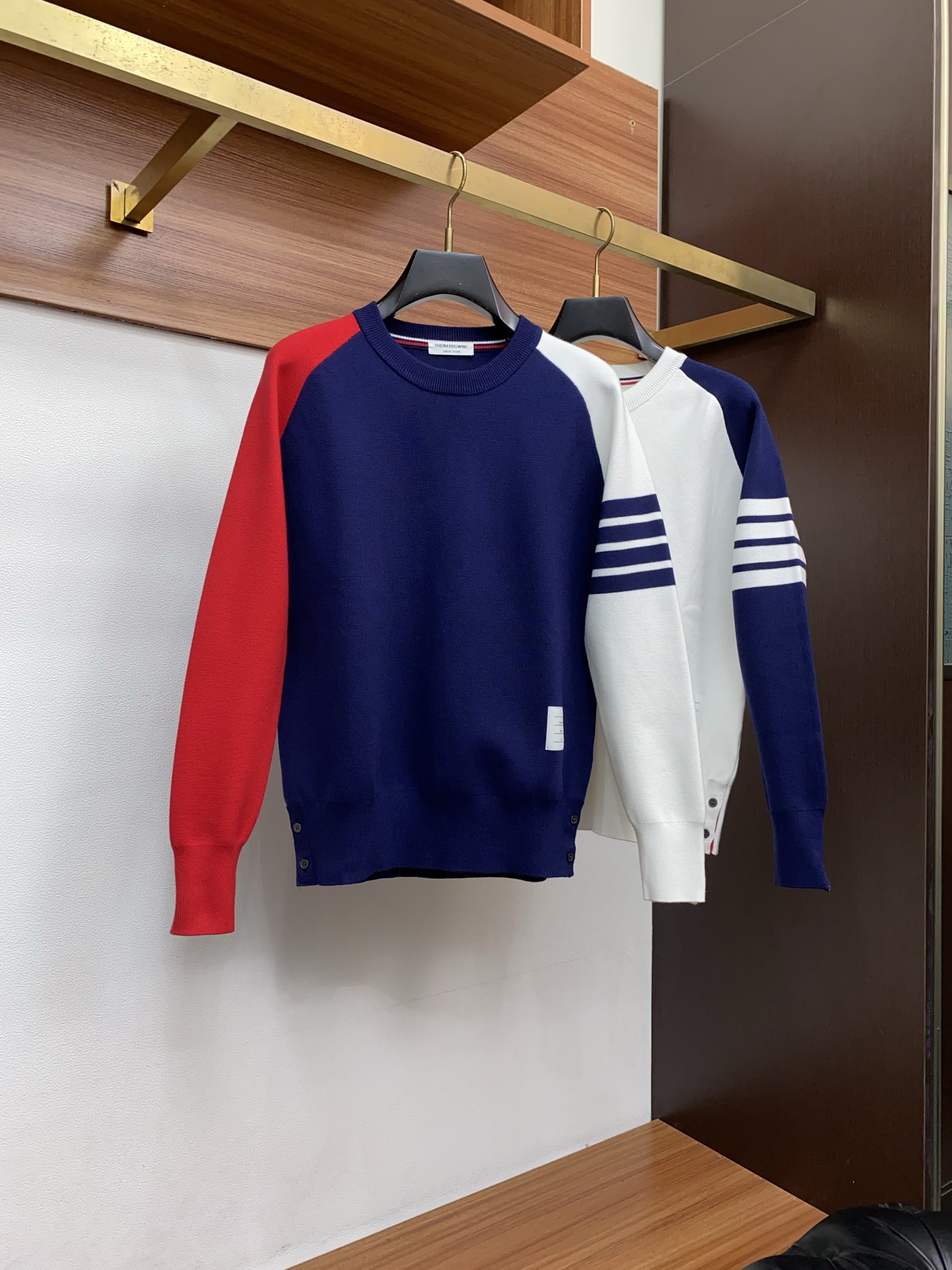 P195 TB 2025官网秋冬季最新款圆领毛衣，专柜同步在售爆款！特供羊毛混纺面料.手感舒适.可直接接触皮肤，logo徽章精致刺绣标志，极为抢眼！细节凸显大牌时尚魅力.精致做工.立体裁剪风格.穿着效果无敌帅气！三标齐全！码数：M-3XL