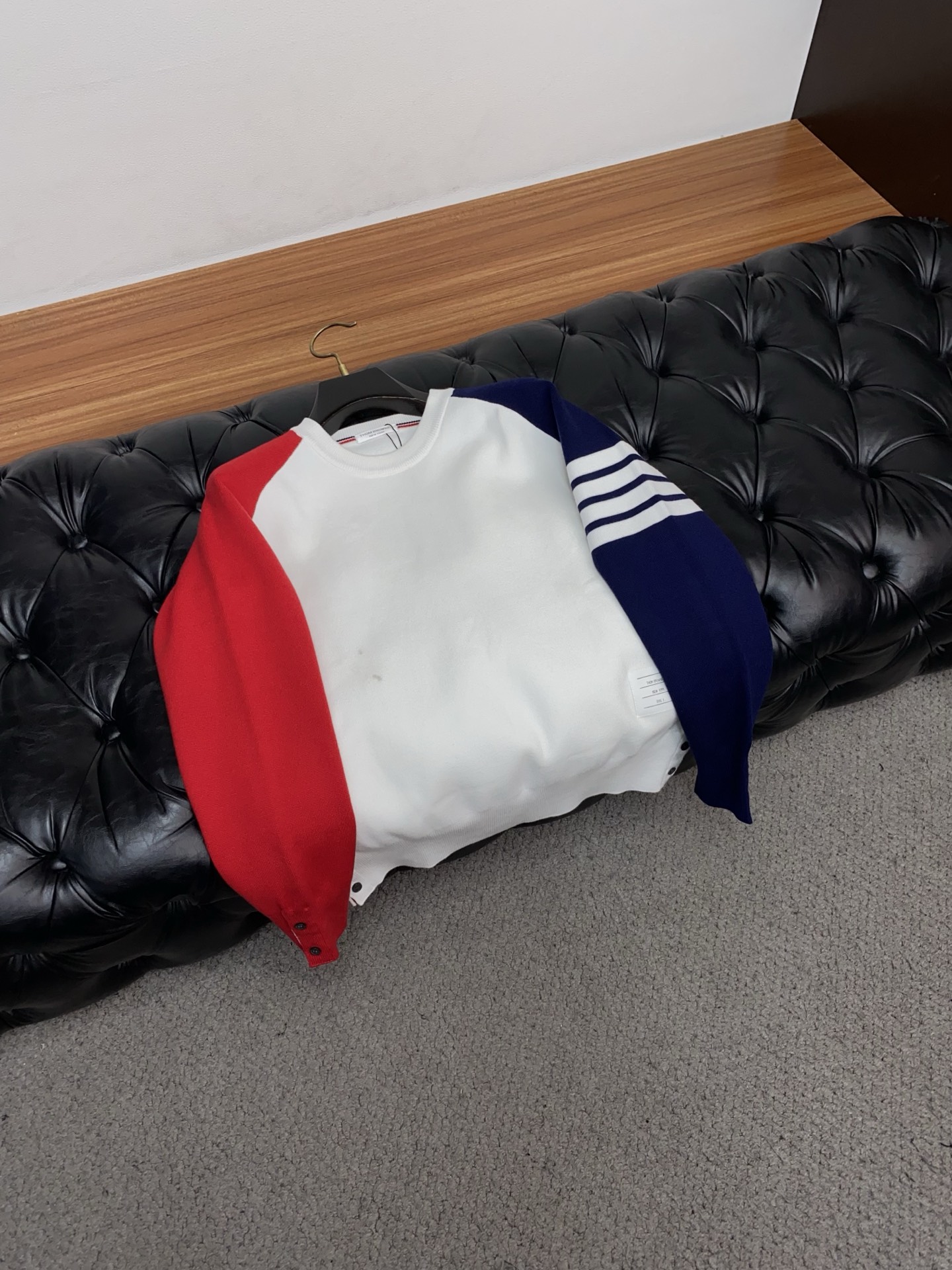 P195 TB 2025官网秋冬季最新款圆领毛衣，专柜同步在售爆款！特供羊毛混纺面料.手感舒适.可直接接触皮肤，logo徽章精致刺绣标志，极为抢眼！细节凸显大牌时尚魅力.精致做工.立体裁剪风格.穿着效果无敌帅气！三标齐全！码数：M-3XL