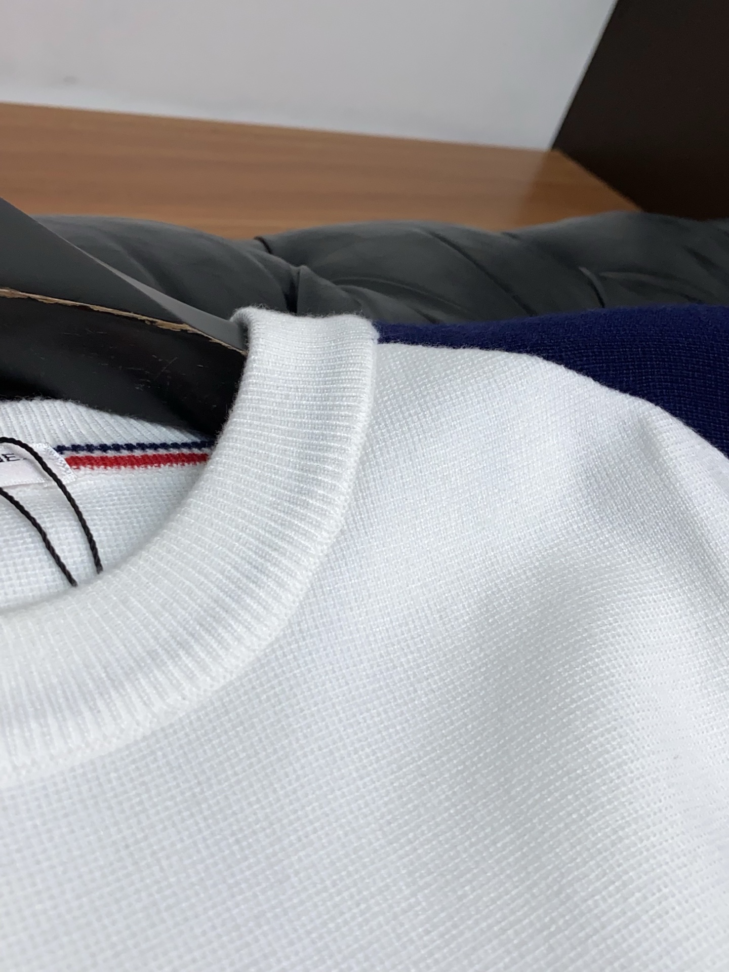 P195 TB 2025官网秋冬季最新款圆领毛衣，专柜同步在售爆款！特供羊毛混纺面料.手感舒适.可直接接触皮肤，logo徽章精致刺绣标志，极为抢眼！细节凸显大牌时尚魅力.精致做工.立体裁剪风格.穿着效果无敌帅气！三标齐全！码数：M-3XL