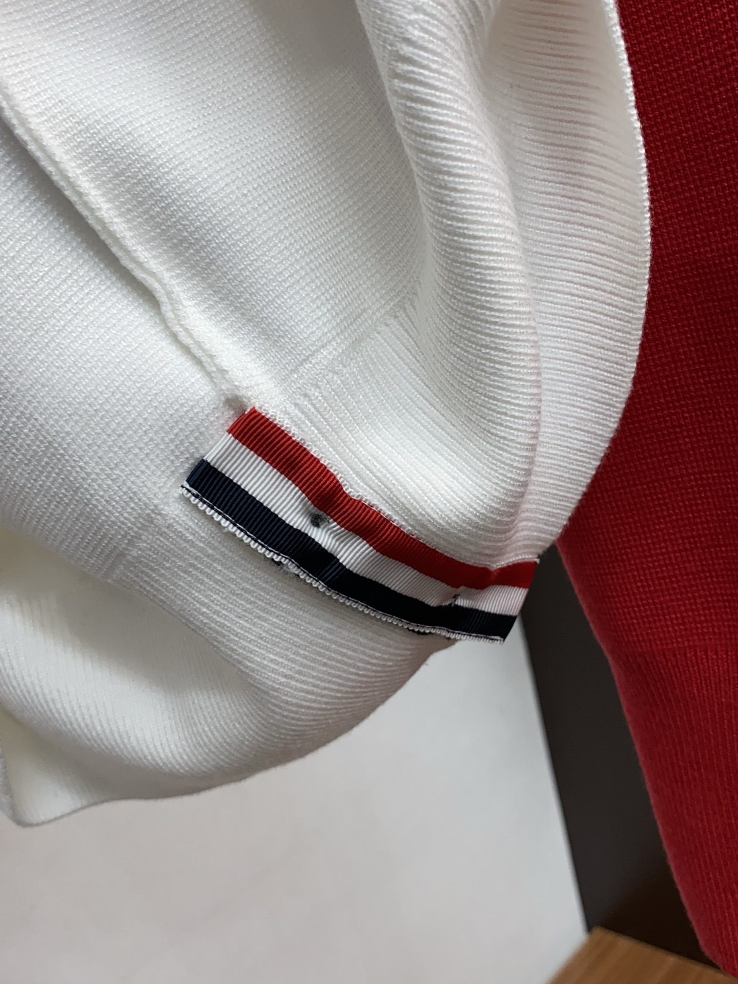 P195 TB 2025官网秋冬季最新款圆领毛衣，专柜同步在售爆款！特供羊毛混纺面料.手感舒适.可直接接触皮肤，logo徽章精致刺绣标志，极为抢眼！细节凸显大牌时尚魅力.精致做工.立体裁剪风格.穿着效果无敌帅气！三标齐全！码数：M-3XL