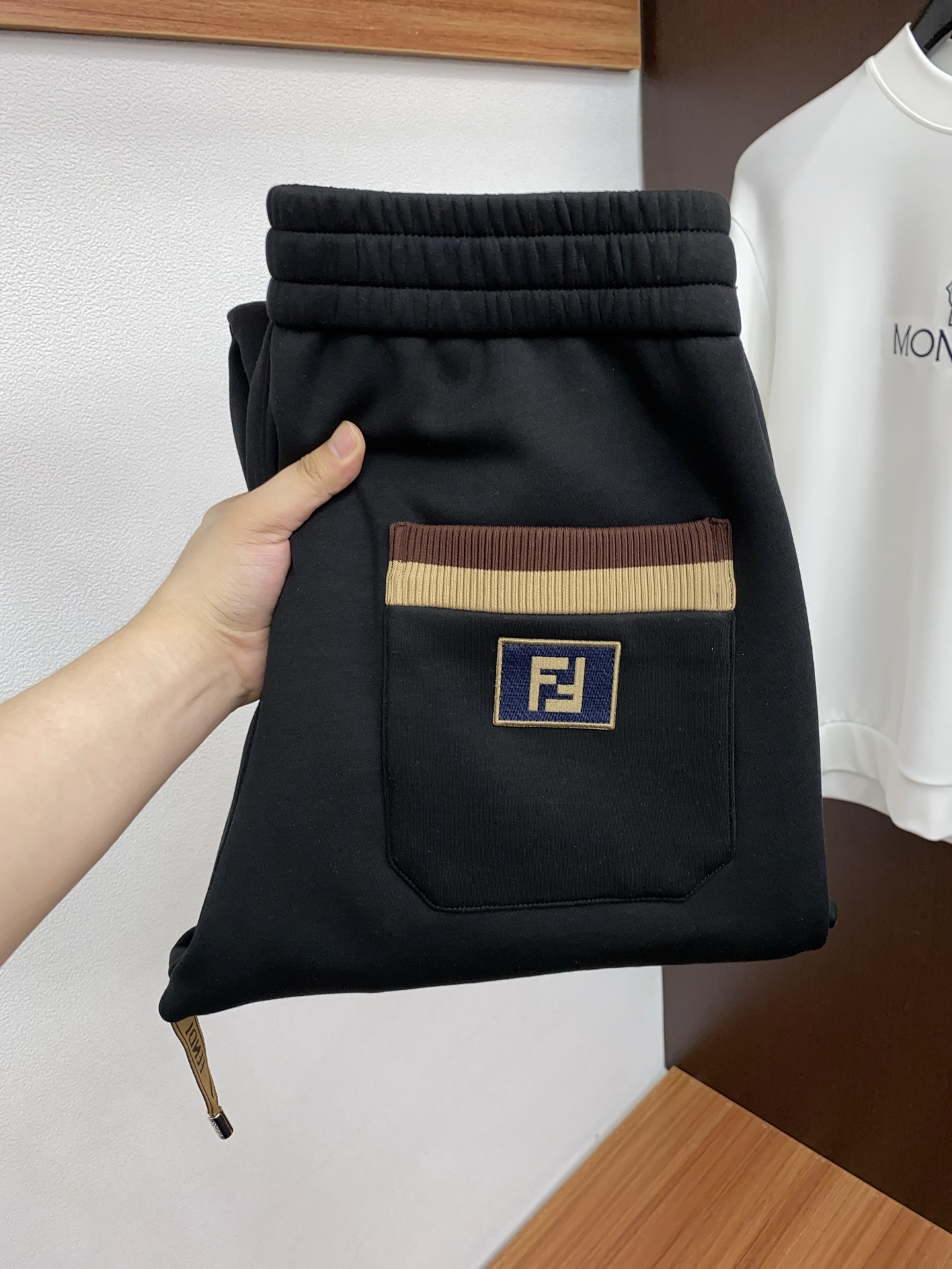 NO:711885,--Support replacement after the year, worn, washed, without tags, smelly, no after-sales service--Fendi 2025 autumn and winter latest casual pants, clean and neat tailoring, full of urban style. Made of worsted fabric, soft and waxy to the touch, the upper body effect is stiff and stylish. Exquisite hardware, very beautiful logo design, so many top-quality raw materials, create a high-end product with unparalleled value, the first choice for high-end fashion people. Size M-4xL,,fendi,19860909--支持年后退换 穿过 洗过 没吊牌 有异味一律不售后--芬迪 2025 秋冬最新休闲裤 干净利落剪裁,都市风十足 采用精纺面料手感软糯干爽,上身效果挺括有型.五金精致,logo设计非常好看如此众多的顶级原料,打造出价值感无与伦比的高端产品,高端潮流时尚人士首选 尺码 M-4xL,,fendi,,Men's clothing