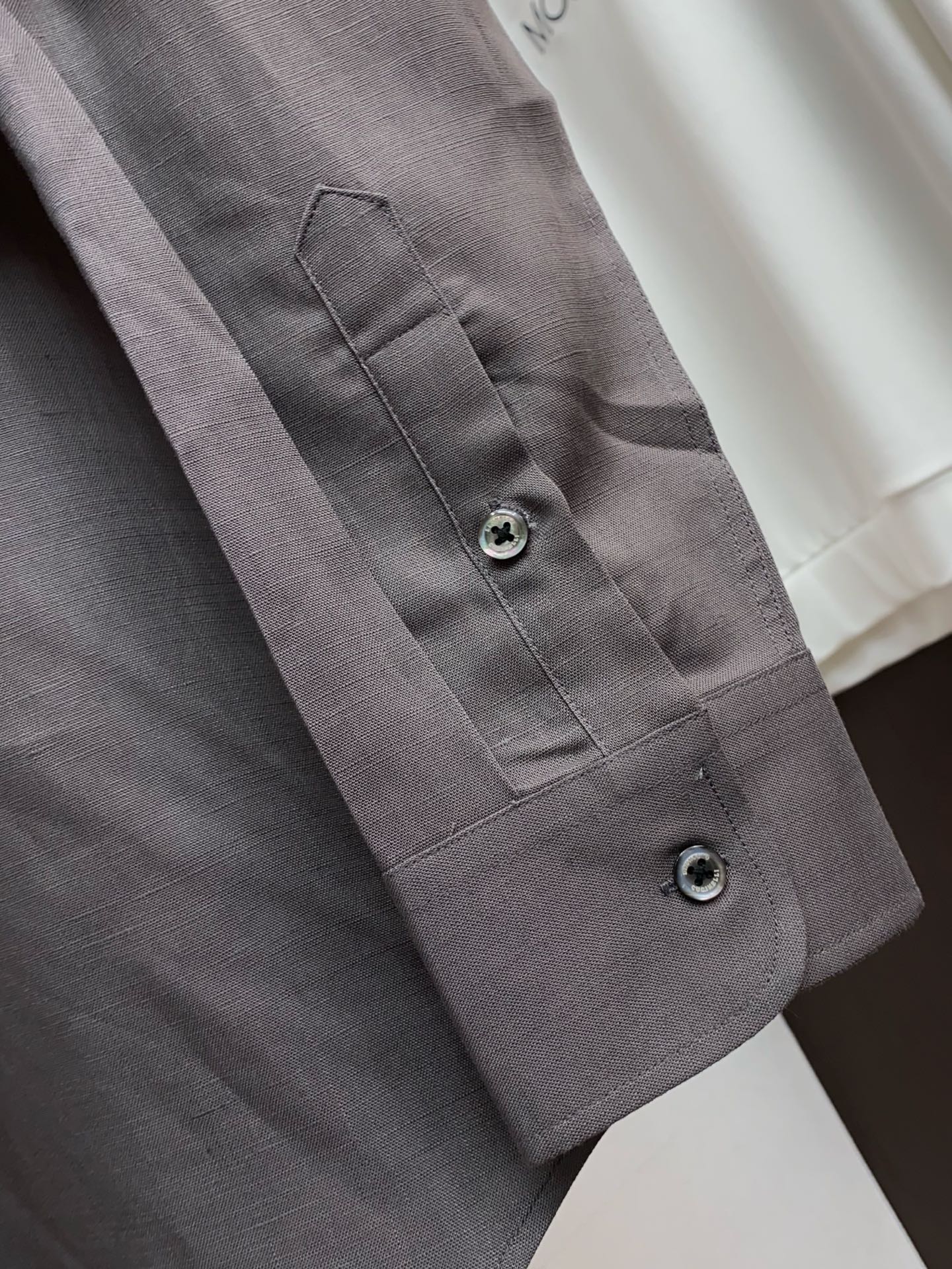 杰尼亚 专柜最新款麻料长袖衬衣，贸易公司渠道稀出，领先官网发售！经典休闲衬衫搭配独特的法式领设计，胸口精