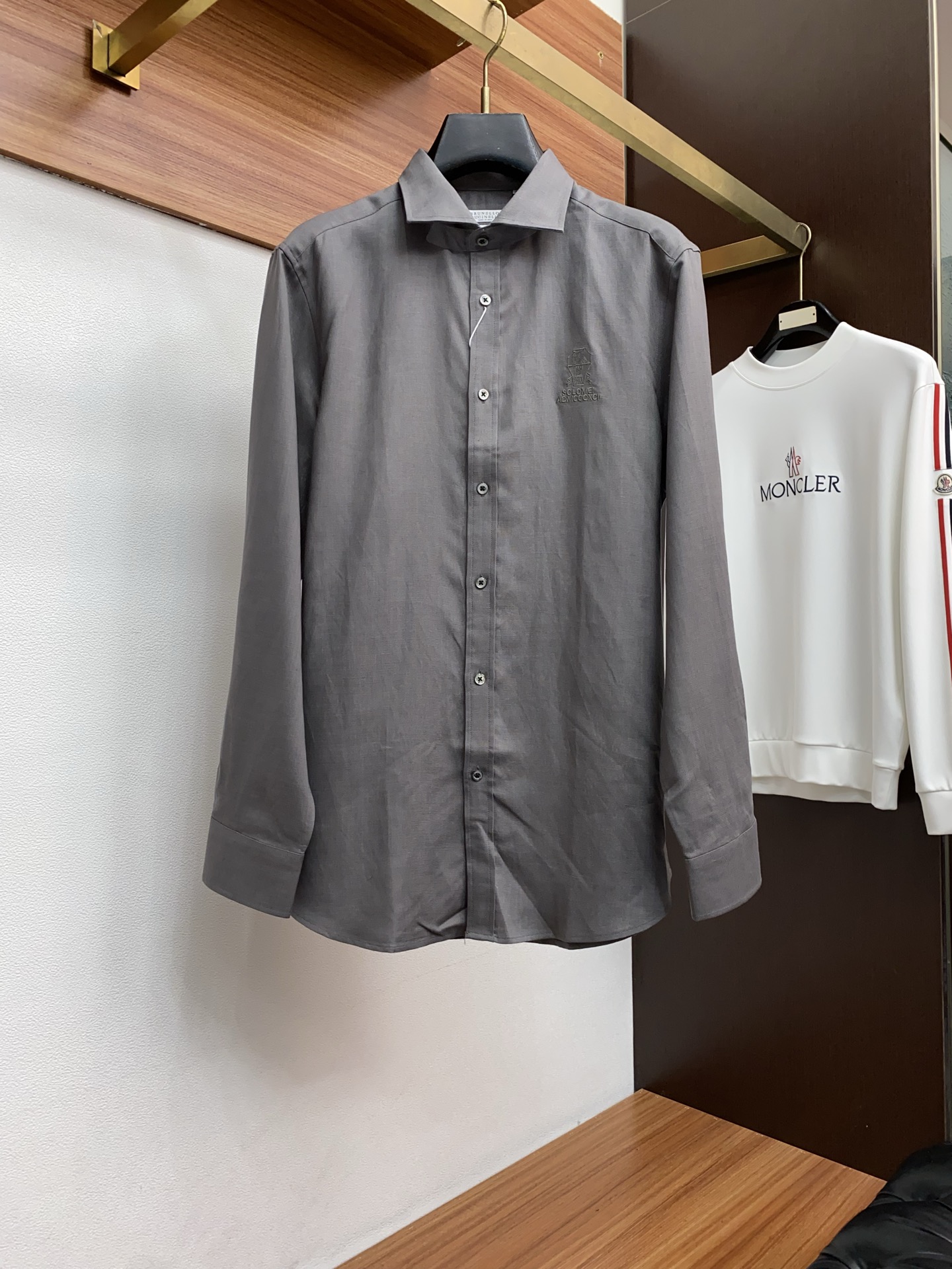 杰尼亚 专柜最新款麻料长袖衬衣，贸易公司渠道稀出，领先官网发售！经典休闲衬衫搭配独特的法式领设计，胸口精