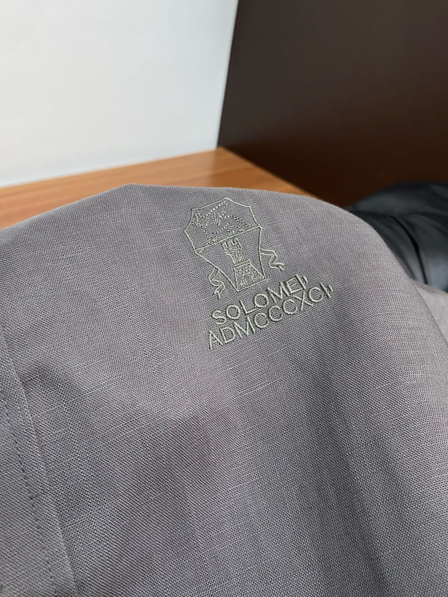 杰尼亚 专柜最新款麻料长袖衬衣，贸易公司渠道稀出，领先官网发售！经典休闲衬衫搭配独特的法式领设计，胸口精