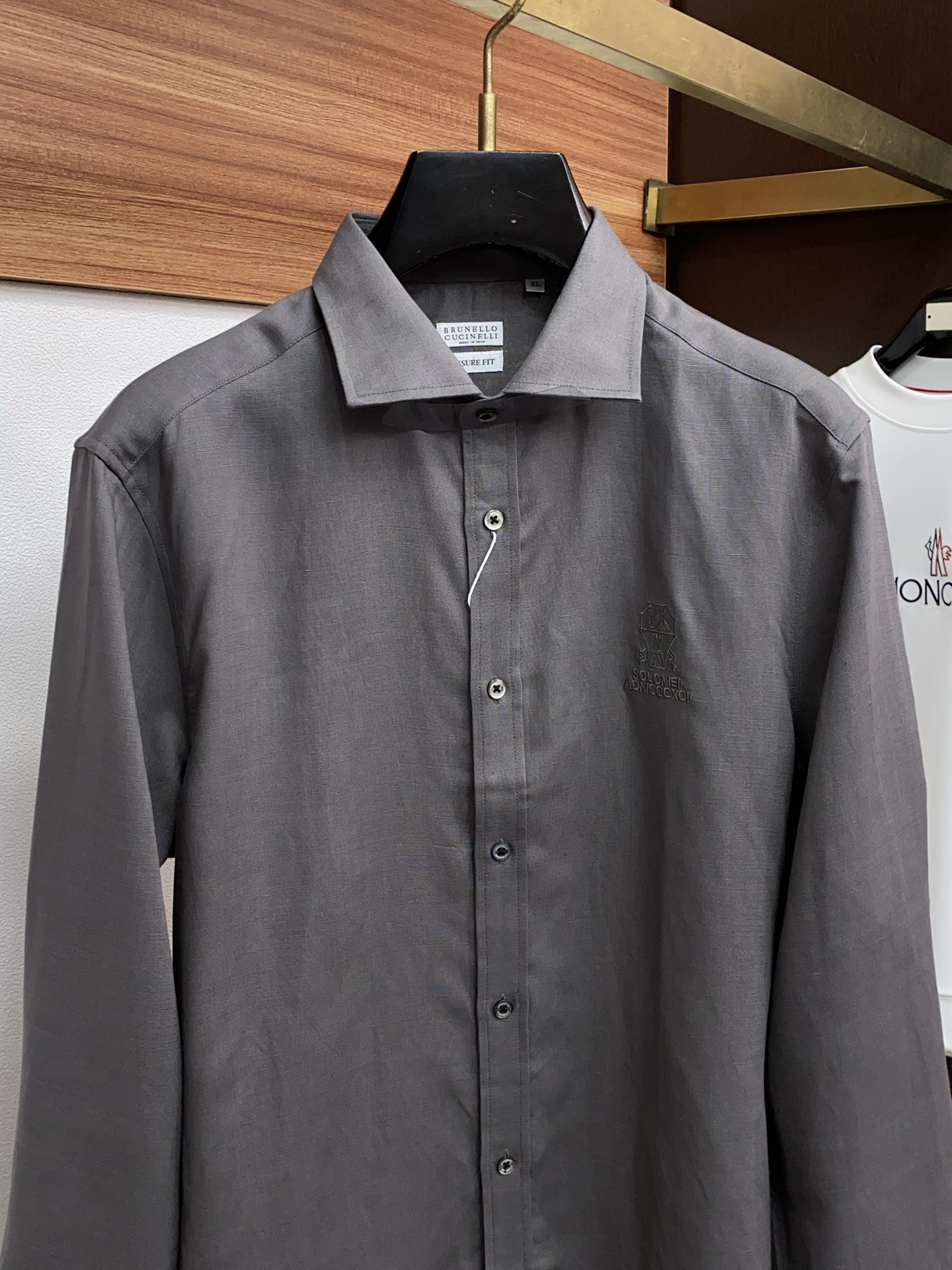 杰尼亚 专柜最新款麻料长袖衬衣，贸易公司渠道稀出，领先官网发售！经典休闲衬衫搭配独特的法式领设计，胸口精