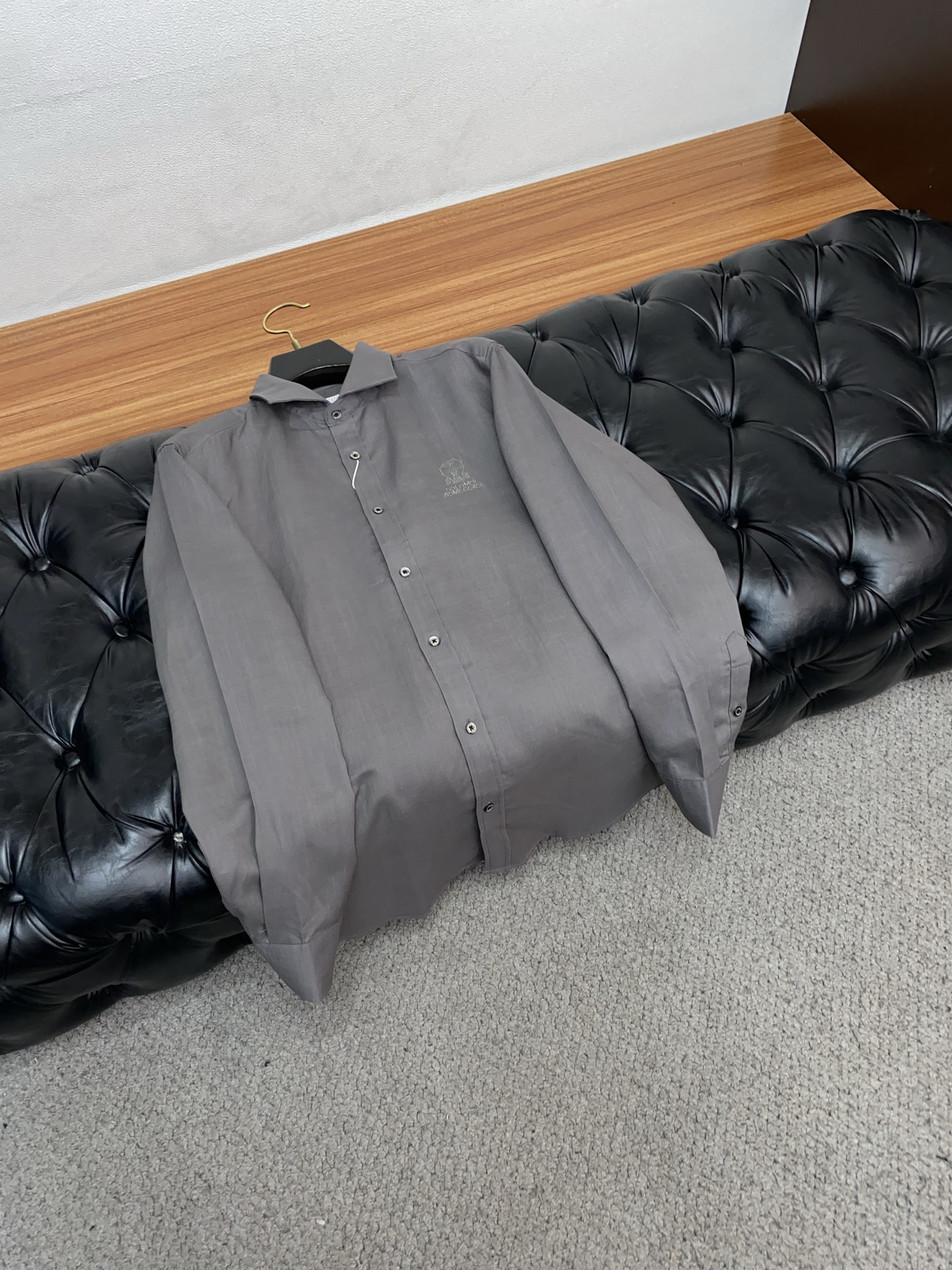 杰尼亚 专柜最新款麻料长袖衬衣，贸易公司渠道稀出，领先官网发售！经典休闲衬衫搭配独特的法式领设计，胸口精