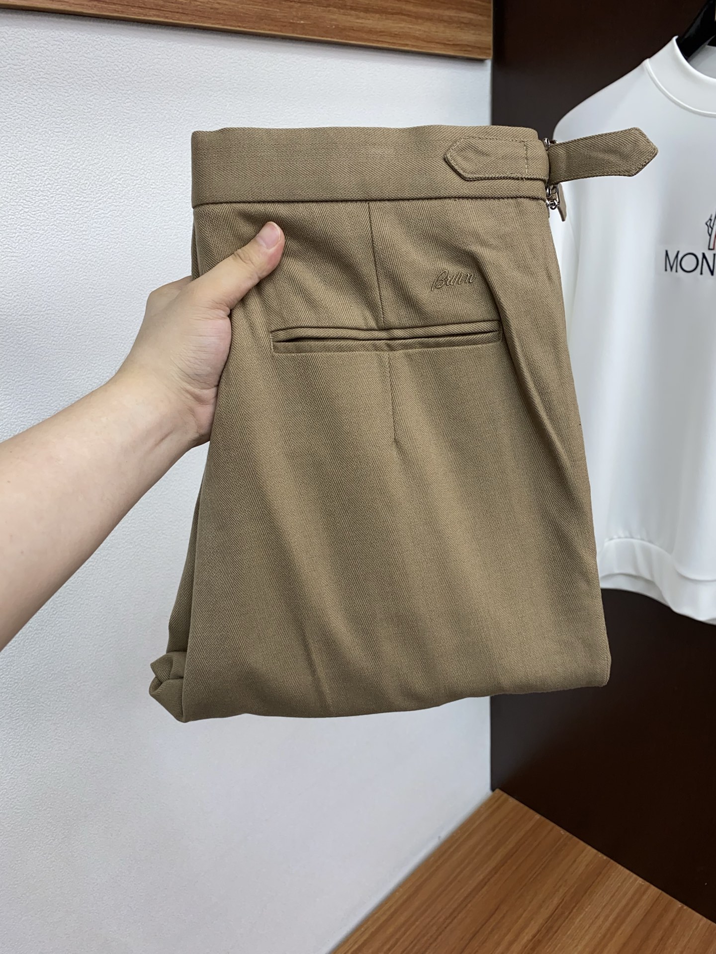 布莱奥尼 2025 秋冬定制 西装裤 干净利落剪裁，都市风十足 采用精纺面料手感软糯干爽，上身效果挺括有