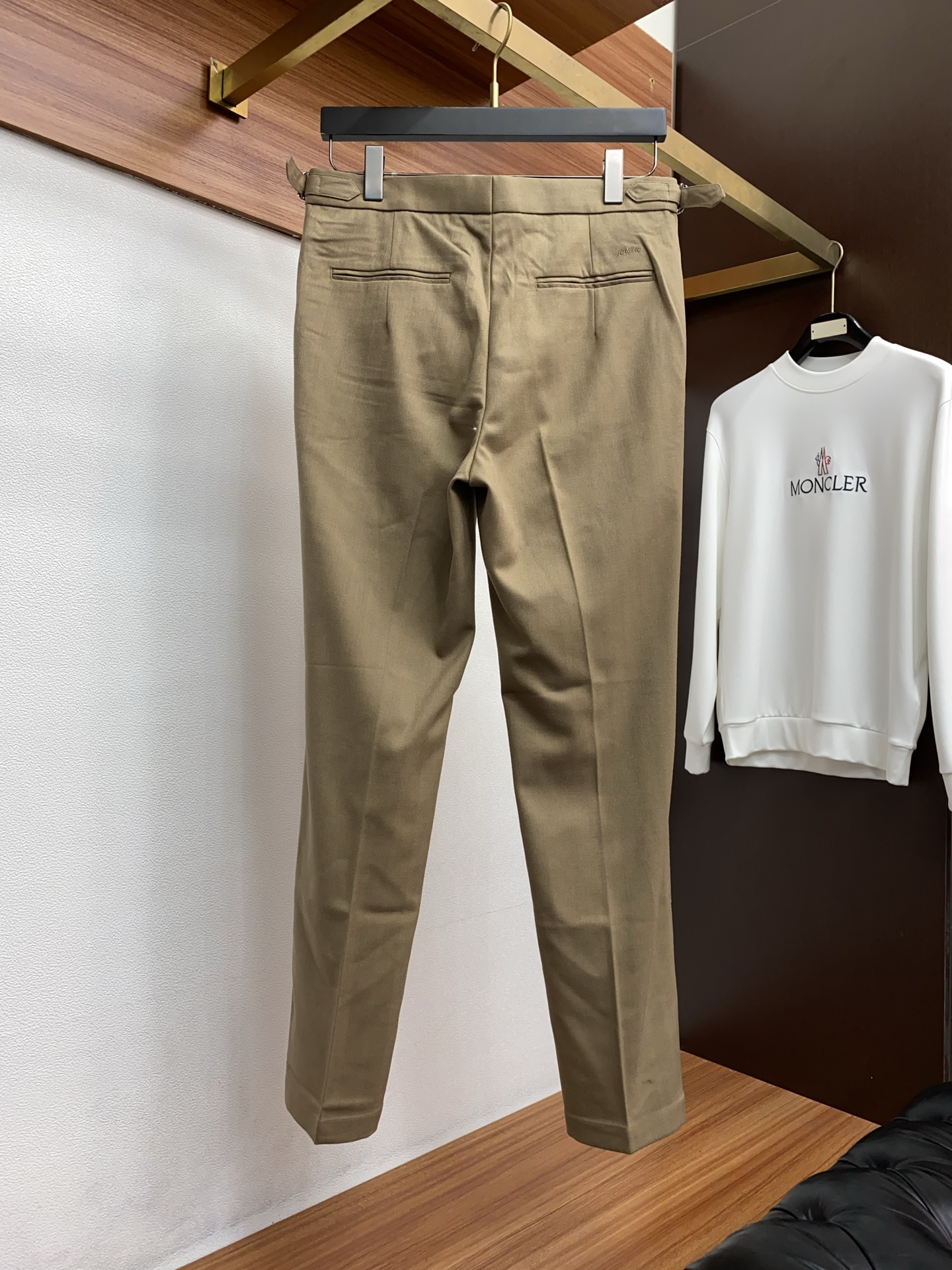 布莱奥尼 2025 秋冬定制 西装裤 干净利落剪裁，都市风十足 采用精纺面料手感软糯干爽，上身效果挺括有