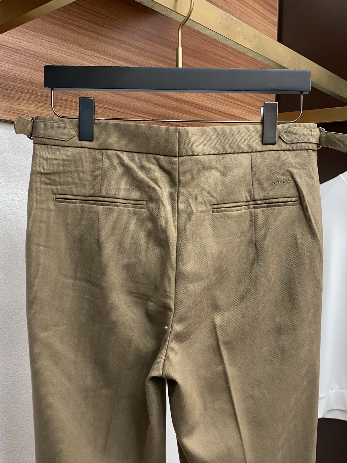 布莱奥尼 2025 秋冬定制 西装裤 干净利落剪裁，都市风十足 采用精纺面料手感软糯干爽，上身效果挺括有