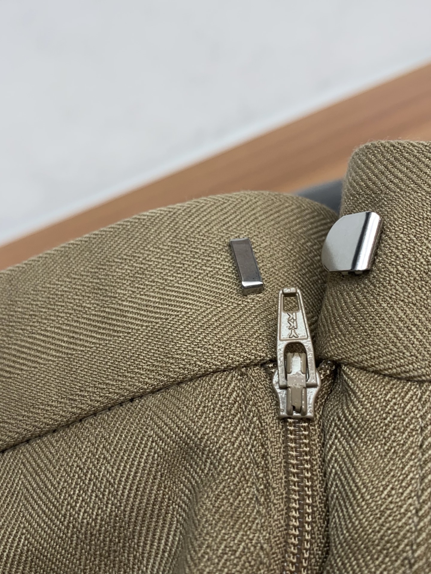 布莱奥尼 2025 秋冬定制 西装裤 干净利落剪裁，都市风十足 采用精纺面料手感软糯干爽，上身效果挺括有