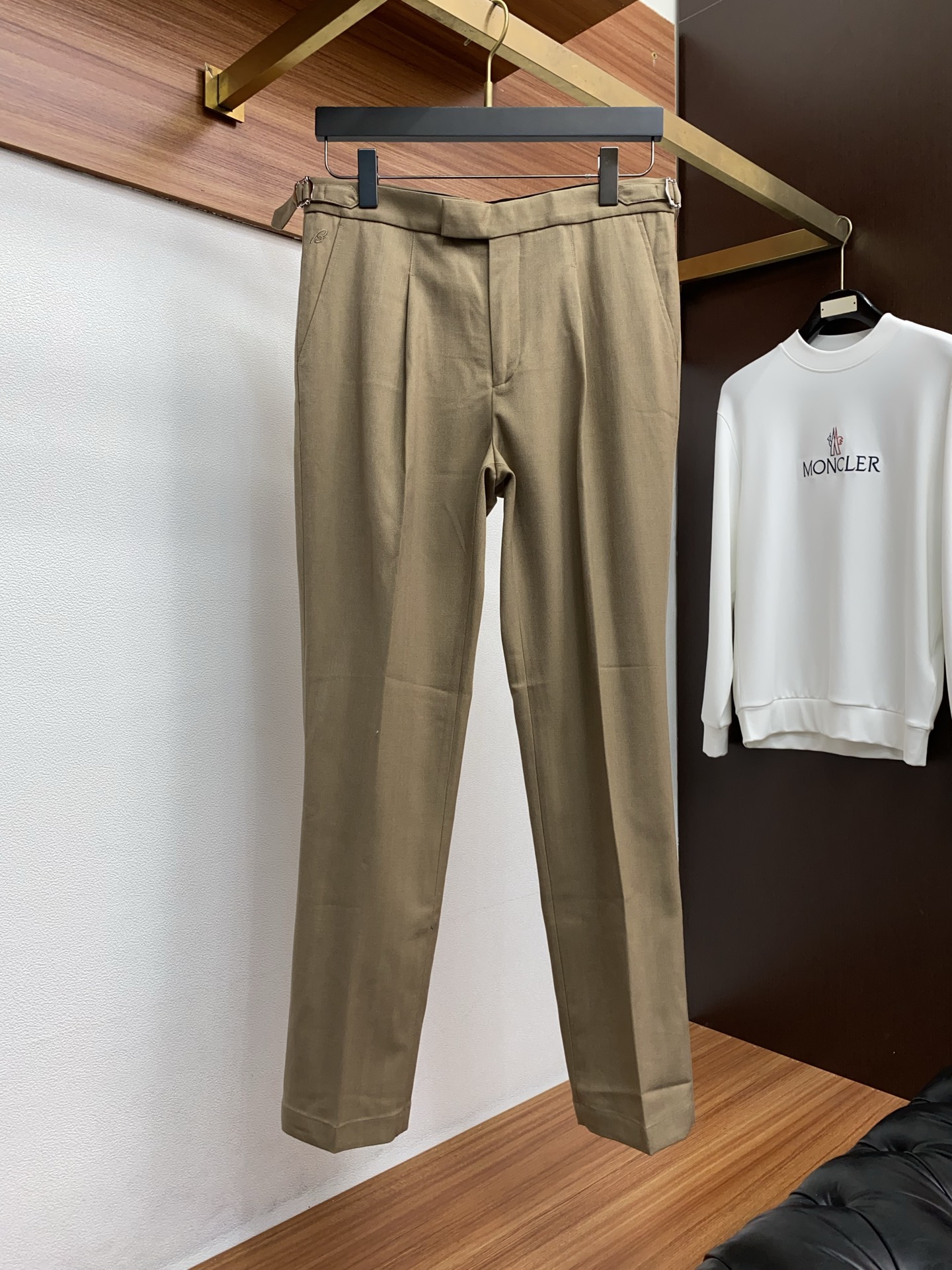 布莱奥尼 2025 秋冬定制 西装裤 干净利落剪裁，都市风十足 采用精纺面料手感软糯干爽，上身效果挺括有