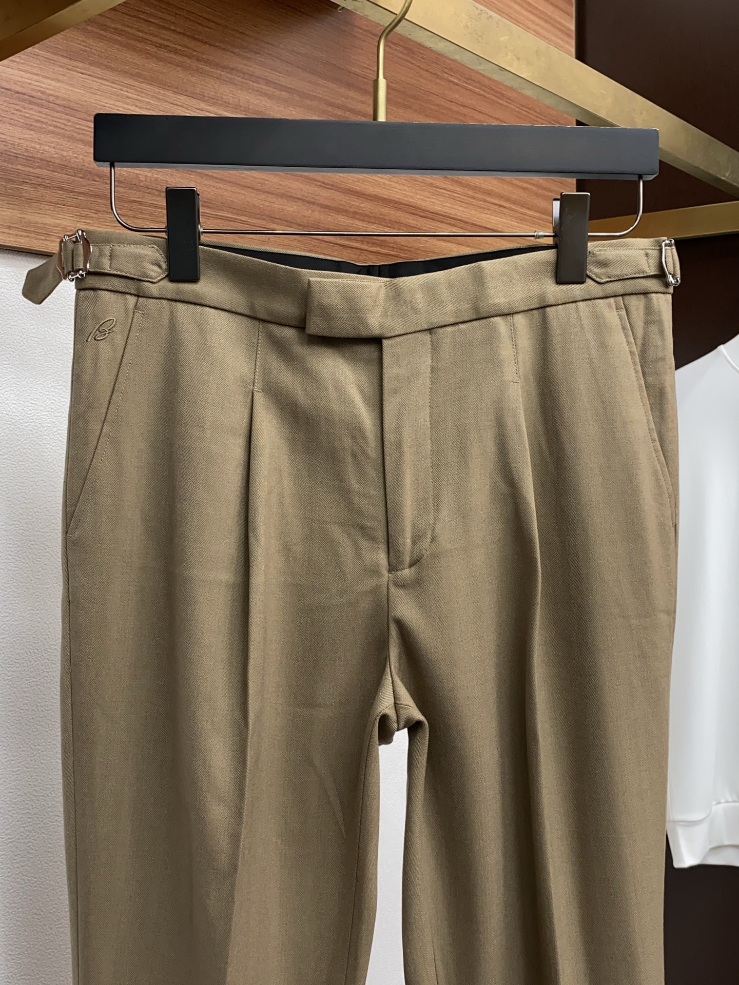 布莱奥尼 2025 秋冬定制 西装裤 干净利落剪裁，都市风十足 采用精纺面料手感软糯干爽，上身效果挺括有