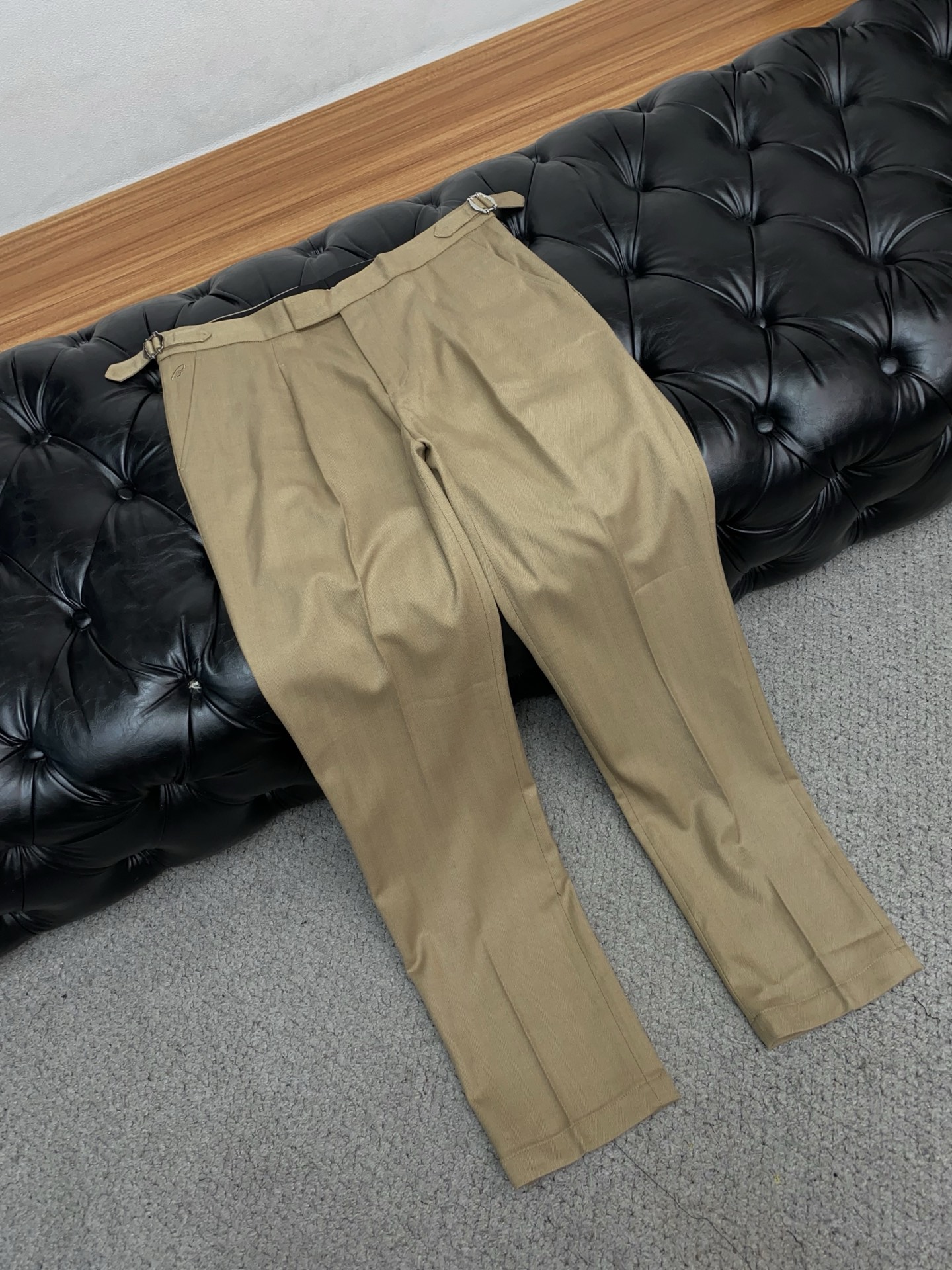 布莱奥尼 2025 秋冬定制 西装裤 干净利落剪裁，都市风十足 采用精纺面料手感软糯干爽，上身效果挺括有