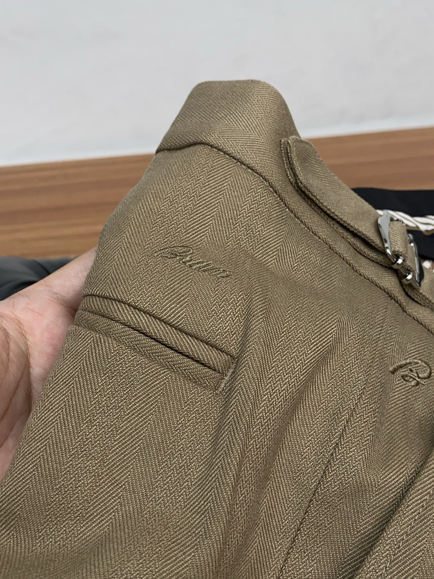 布莱奥尼 2025 秋冬定制 西装裤 干净利落剪裁，都市风十足 采用精纺面料手感软糯干爽，上身效果挺括有