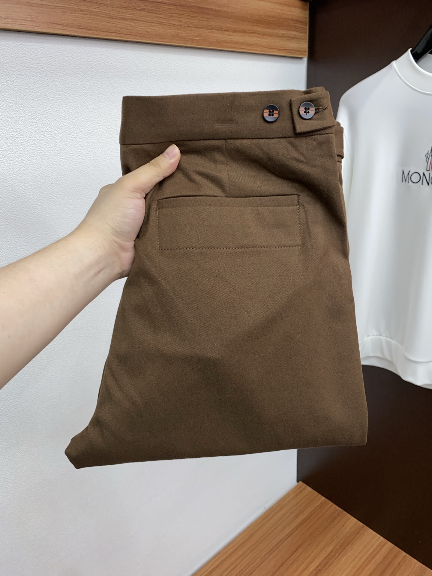 杰尼亚 2025 秋冬定制 西装裤 干净利落剪裁，都市风十足 采用精纺面料手感软糯干爽，上身效果挺括有型