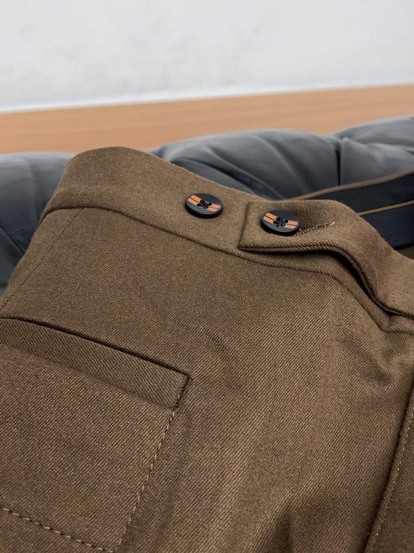 杰尼亚 2025 秋冬定制 西装裤 干净利落剪裁，都市风十足 采用精纺面料手感软糯干爽，上身效果挺括有型