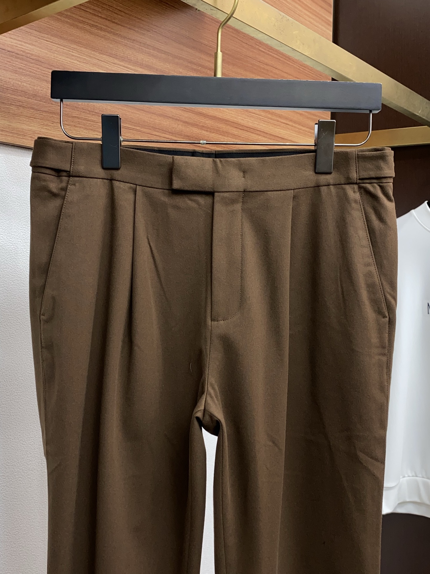 杰尼亚 2025 秋冬定制 西装裤 干净利落剪裁，都市风十足 采用精纺面料手感软糯干爽，上身效果挺括有型