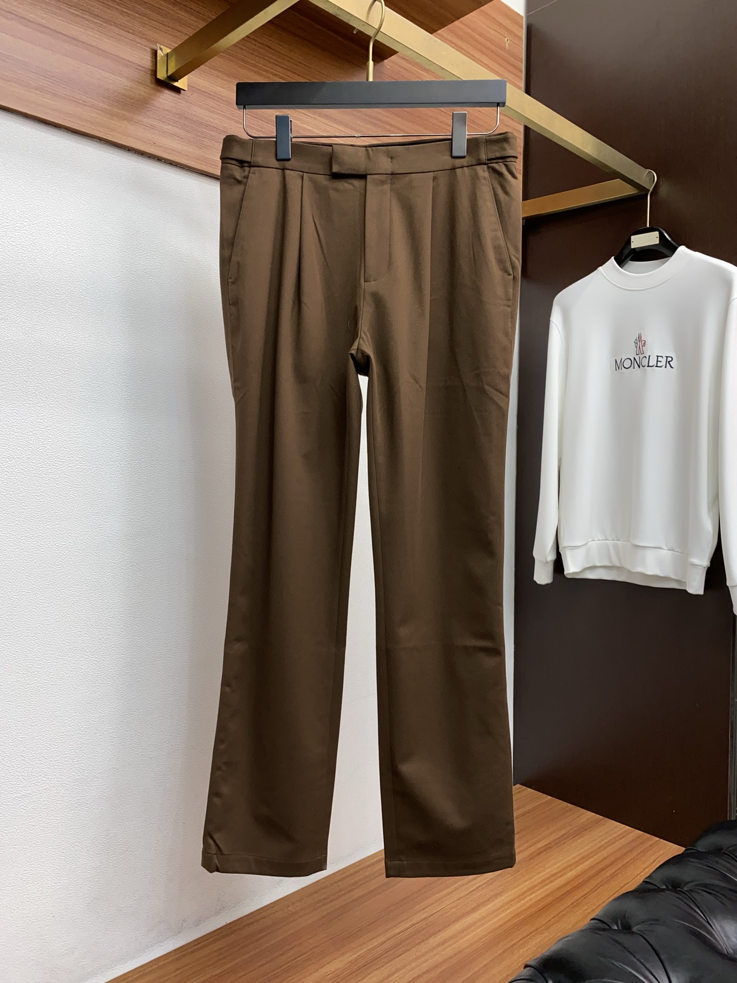 杰尼亚 2025 秋冬定制 西装裤 干净利落剪裁，都市风十足 采用精纺面料手感软糯干爽，上身效果挺括有型