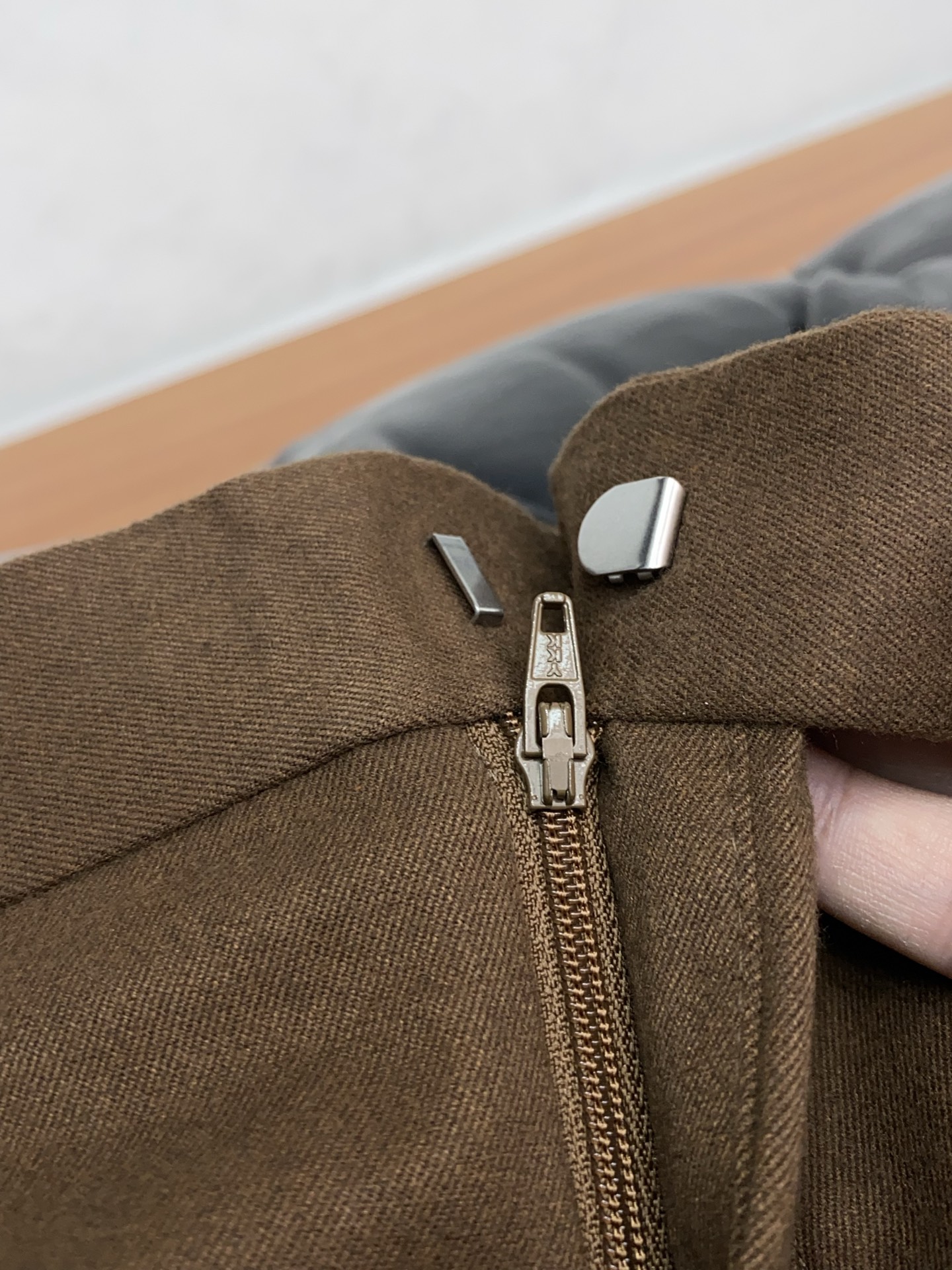 杰尼亚 2025 秋冬定制 西装裤 干净利落剪裁，都市风十足 采用精纺面料手感软糯干爽，上身效果挺括有型