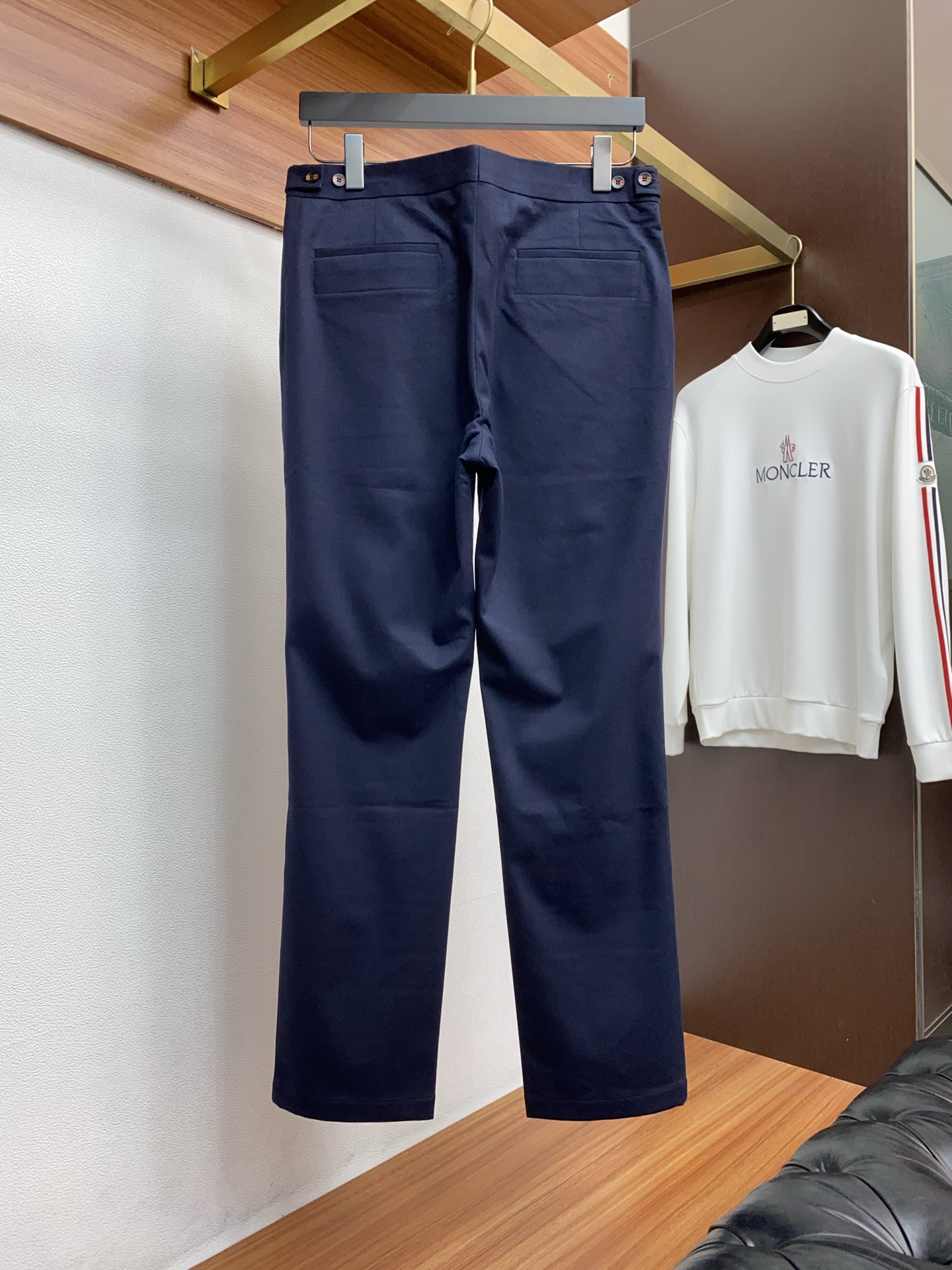 杰尼亚 2025 秋冬定制 西装裤 干净利落剪裁，都市风十足 采用精纺面料手感软糯干爽，上身效果挺括有型