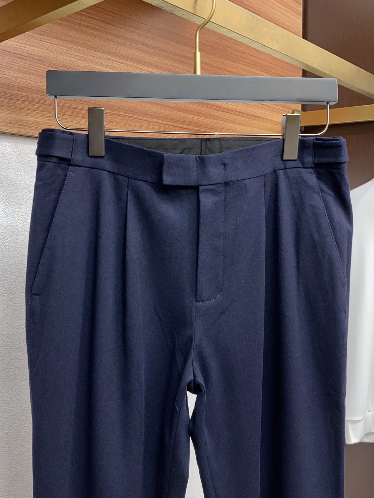 杰尼亚 2025 秋冬定制 西装裤 干净利落剪裁，都市风十足 采用精纺面料手感软糯干爽，上身效果挺括有型