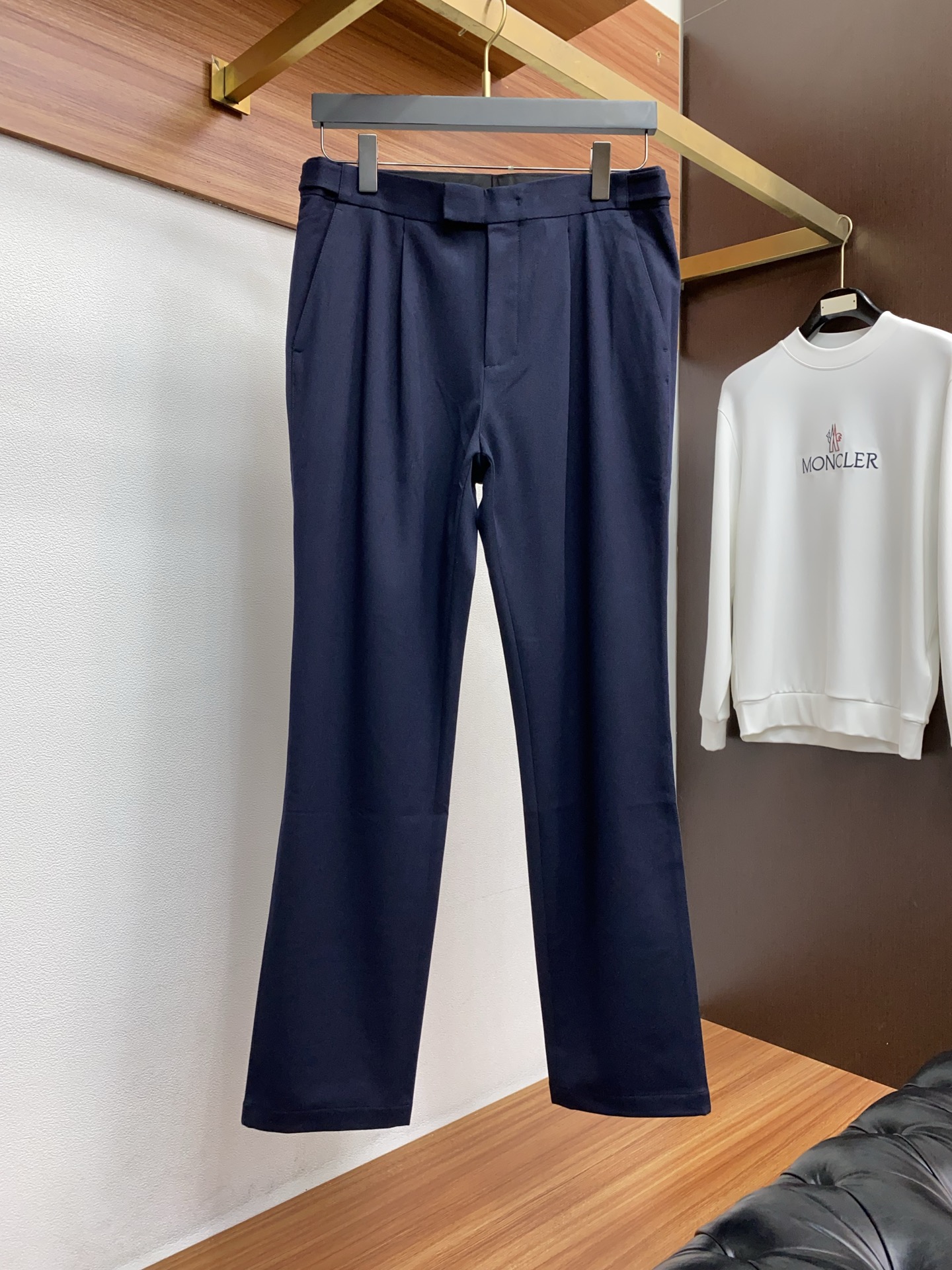 杰尼亚 2025 秋冬定制 西装裤 干净利落剪裁，都市风十足 采用精纺面料手感软糯干爽，上身效果挺括有型