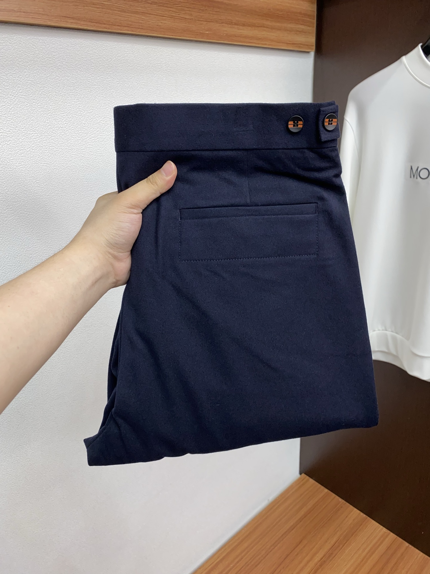 杰尼亚 2025 秋冬定制 西装裤 干净利落剪裁，都市风十足 采用精纺面料手感软糯干爽，上身效果挺括有型