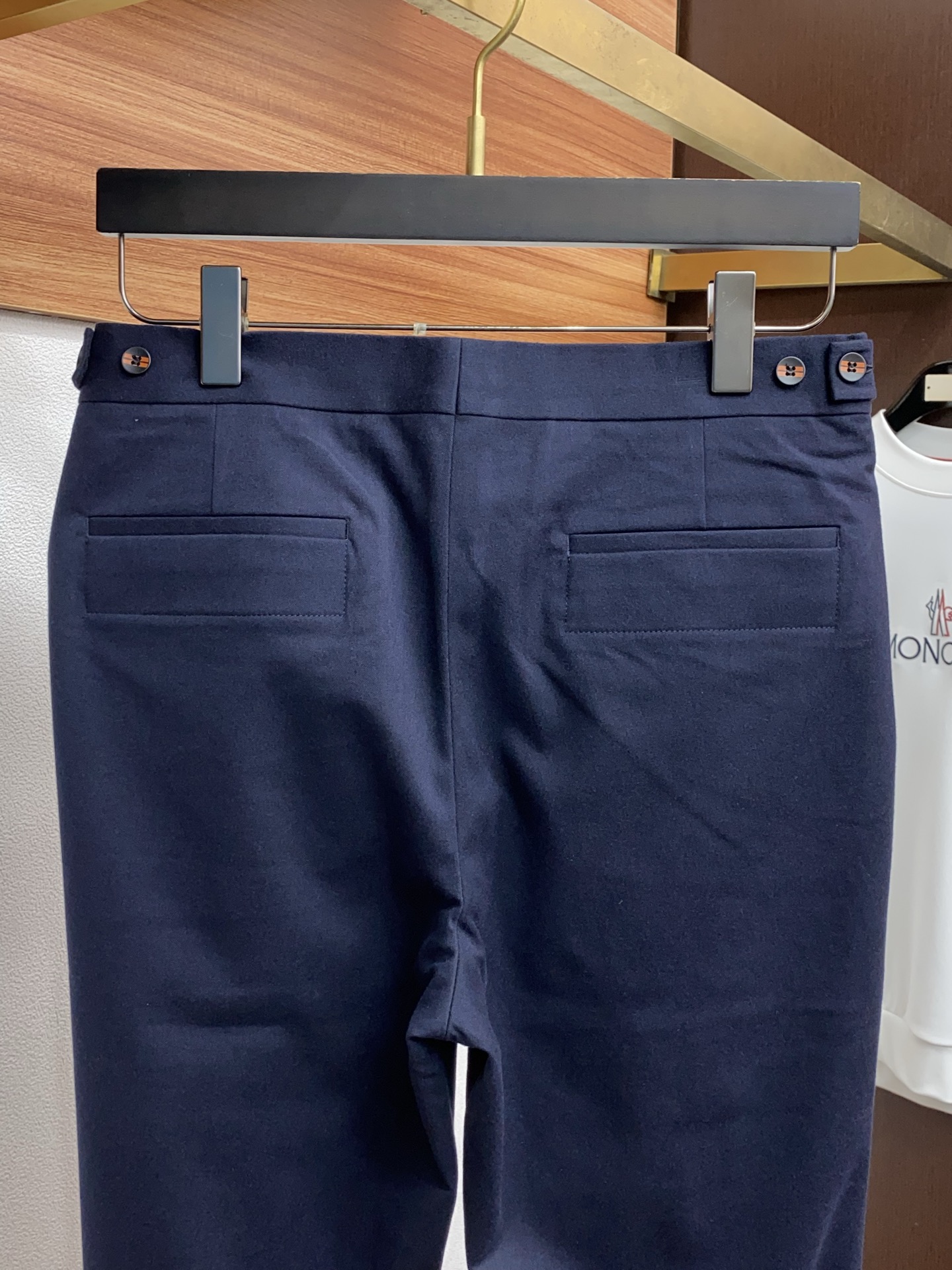 杰尼亚 2025 秋冬定制 西装裤 干净利落剪裁，都市风十足 采用精纺面料手感软糯干爽，上身效果挺括有型