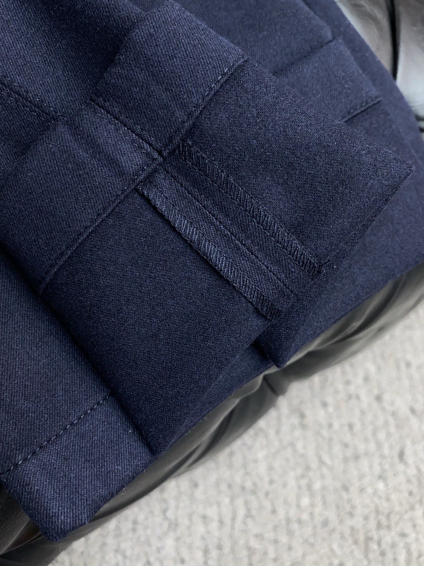 杰尼亚 2025 秋冬定制 西装裤 干净利落剪裁，都市风十足 采用精纺面料手感软糯干爽，上身效果挺括有型