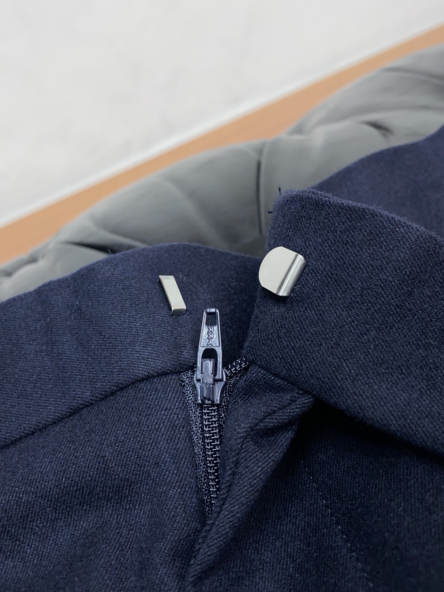 杰尼亚 2025 秋冬定制 西装裤 干净利落剪裁，都市风十足 采用精纺面料手感软糯干爽，上身效果挺括有型