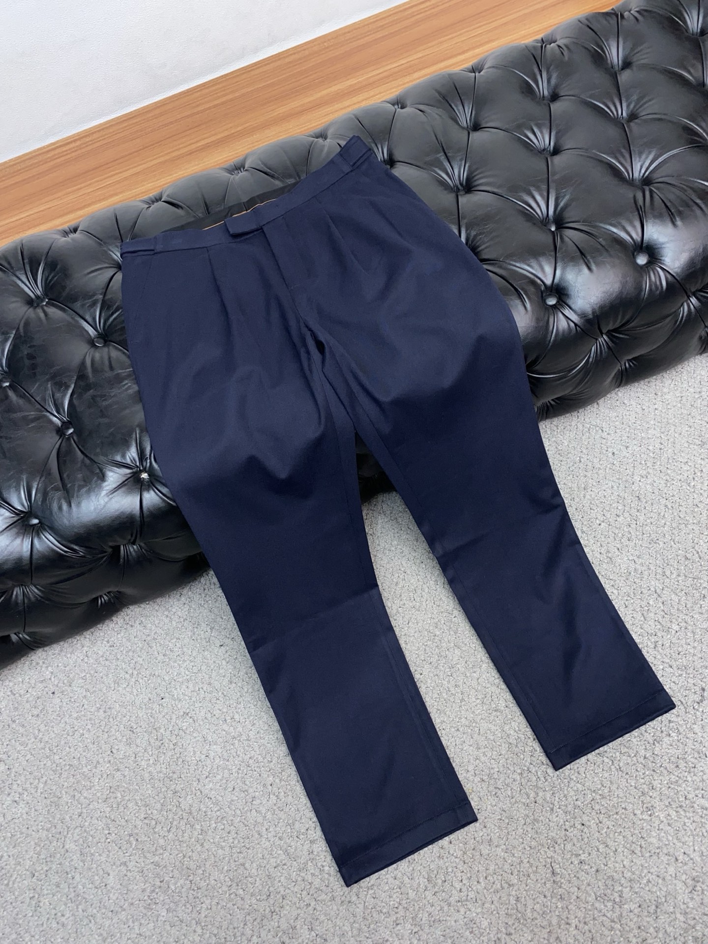 杰尼亚 2025 秋冬定制 西装裤 干净利落剪裁，都市风十足 采用精纺面料手感软糯干爽，上身效果挺括有型