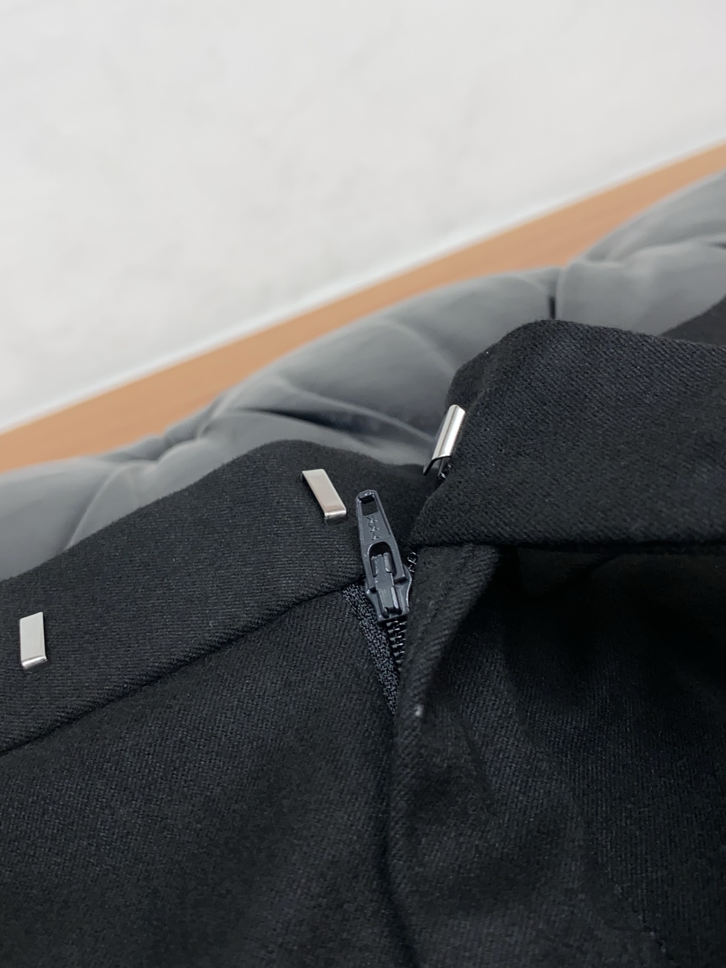 杰尼亚 2025 秋冬定制 西装裤 干净利落剪裁，都市风十足 采用精纺面料手感软糯干爽，上身效果挺括有型