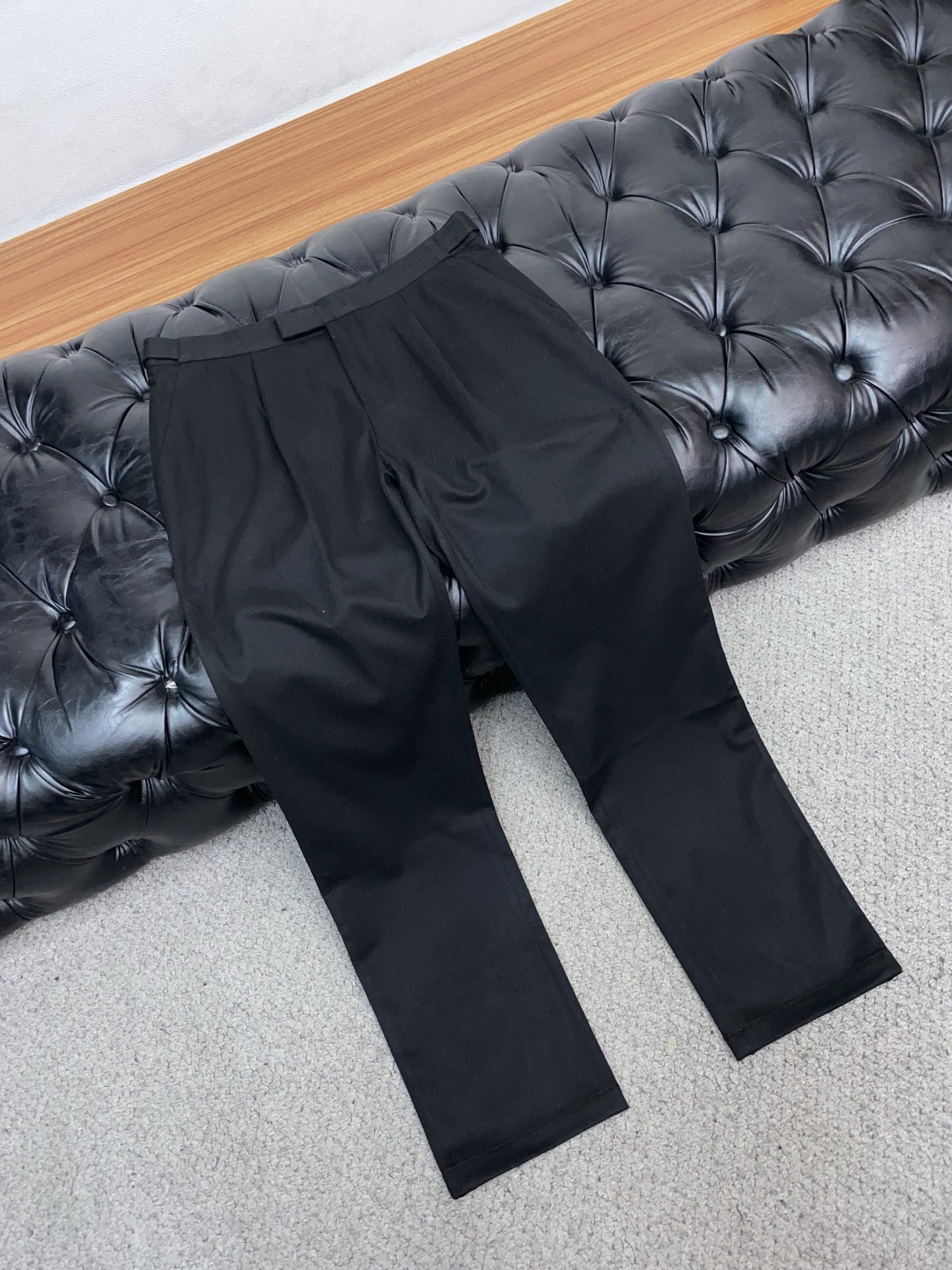 杰尼亚 2025 秋冬定制 西装裤 干净利落剪裁，都市风十足 采用精纺面料手感软糯干爽，上身效果挺括有型