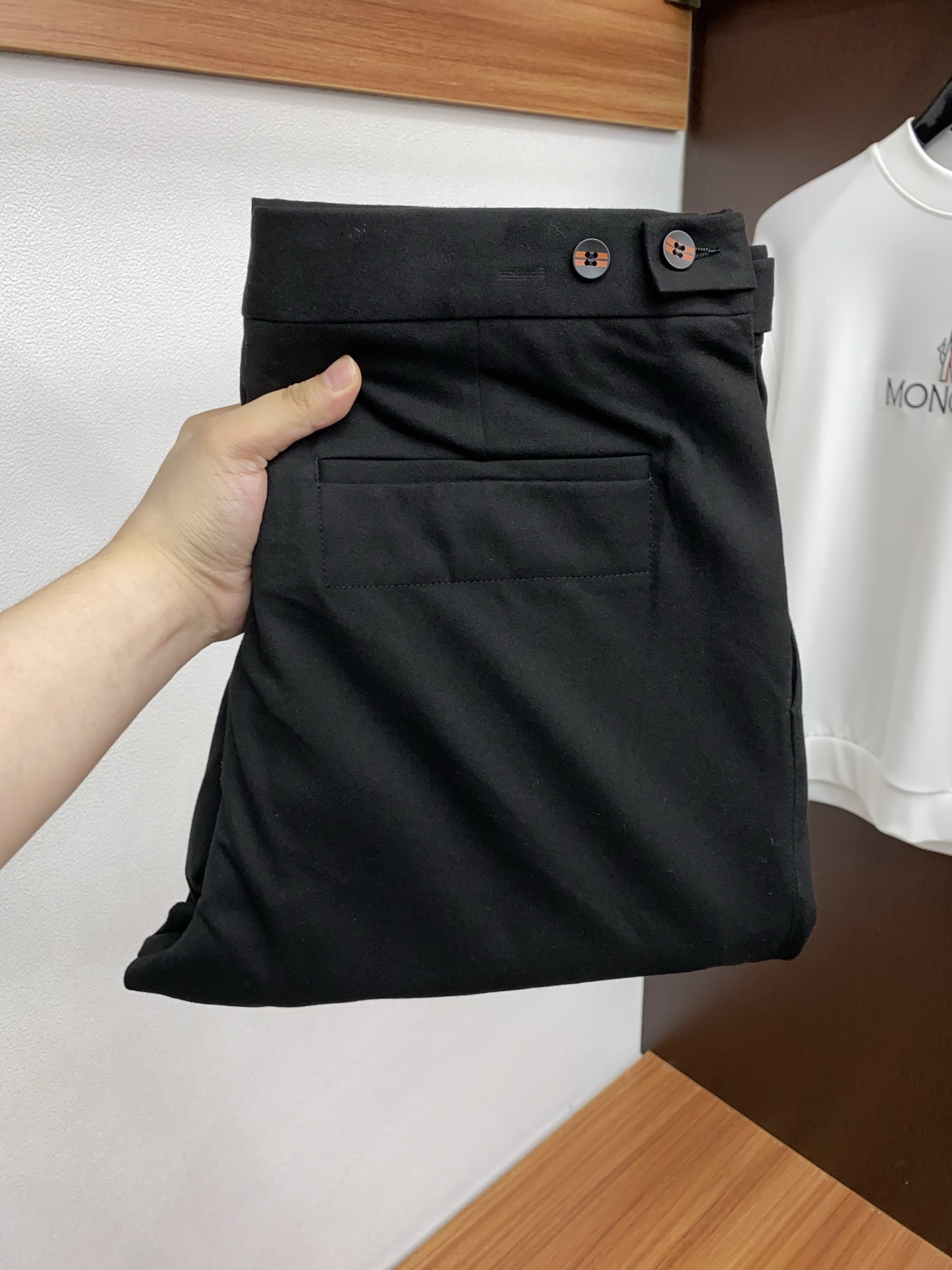 杰尼亚 2025 秋冬定制 西装裤 干净利落剪裁，都市风十足 采用精纺面料手感软糯干爽，上身效果挺括有型