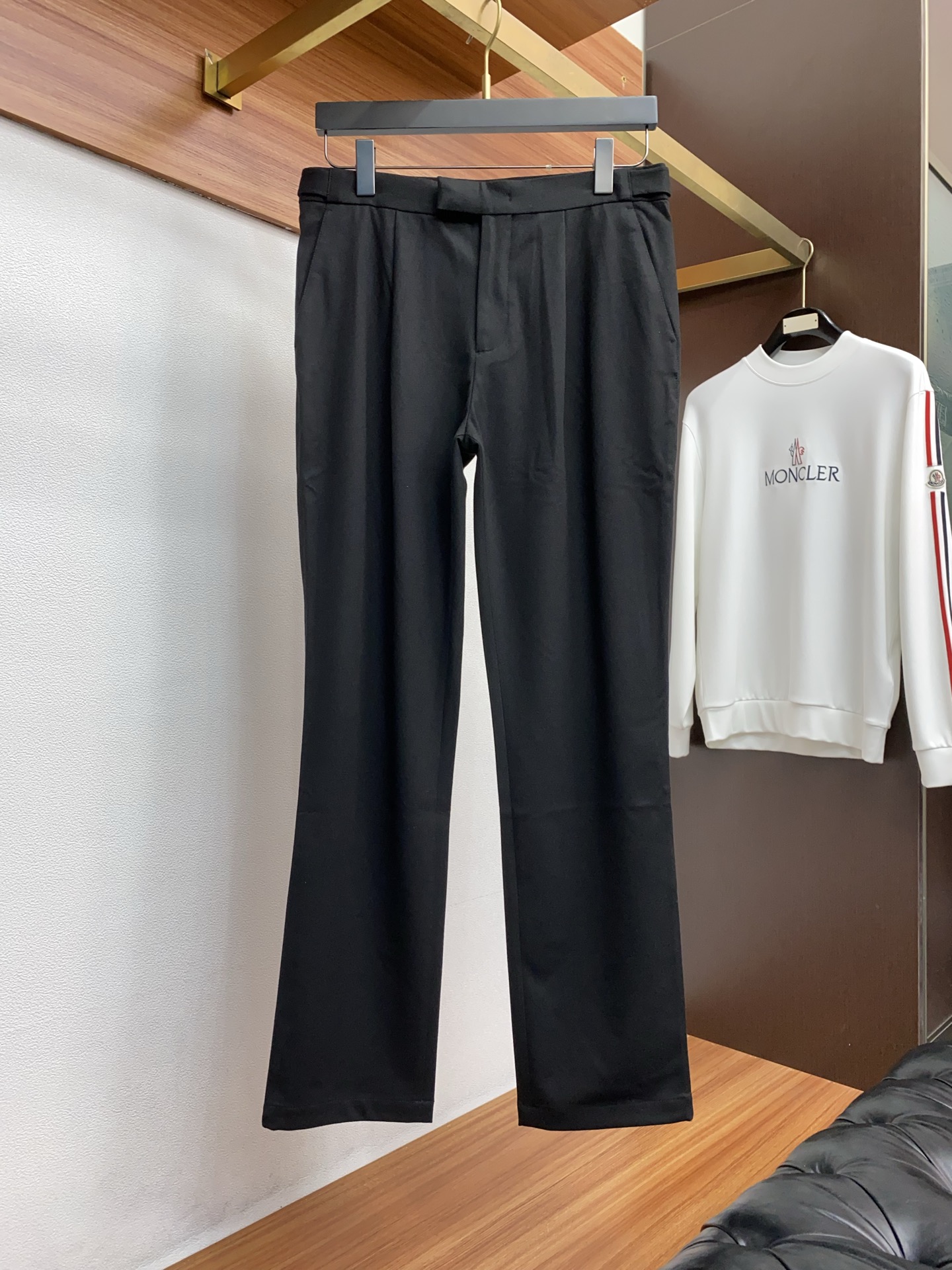 杰尼亚 2025 秋冬定制 西装裤 干净利落剪裁，都市风十足 采用精纺面料手感软糯干爽，上身效果挺括有型