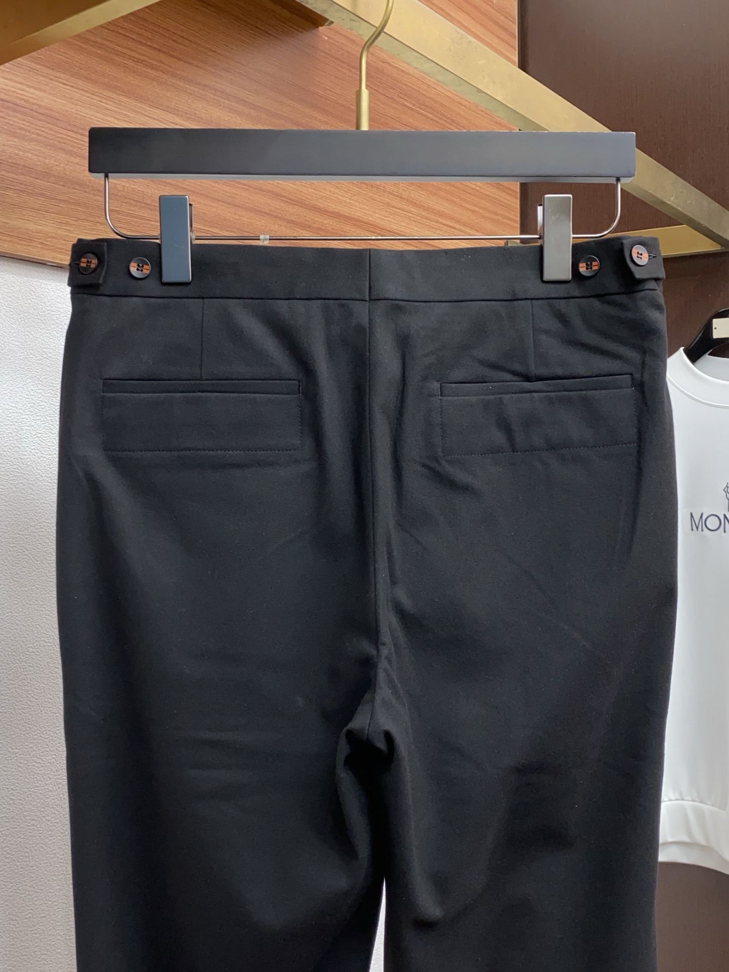 杰尼亚 2025 秋冬定制 西装裤 干净利落剪裁，都市风十足 采用精纺面料手感软糯干爽，上身效果挺括有型